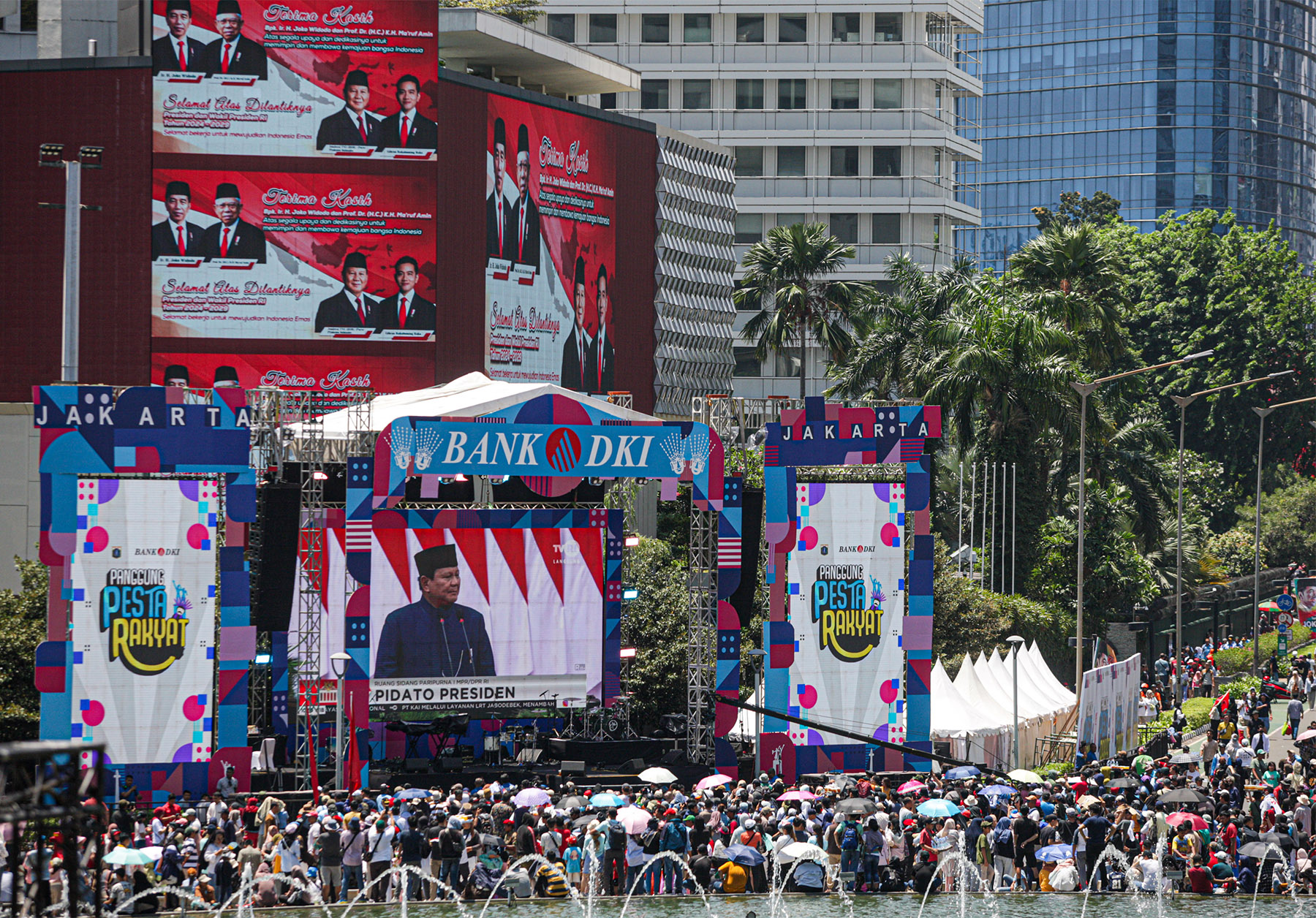 Sejumlah masyarakat memadati kawasan Bundaran HI untuk menonton pelantikan Presiden dan Wakil Presiden melalui videotron di Bundaran HI, Jakarta, Minggu (20/10/2024).