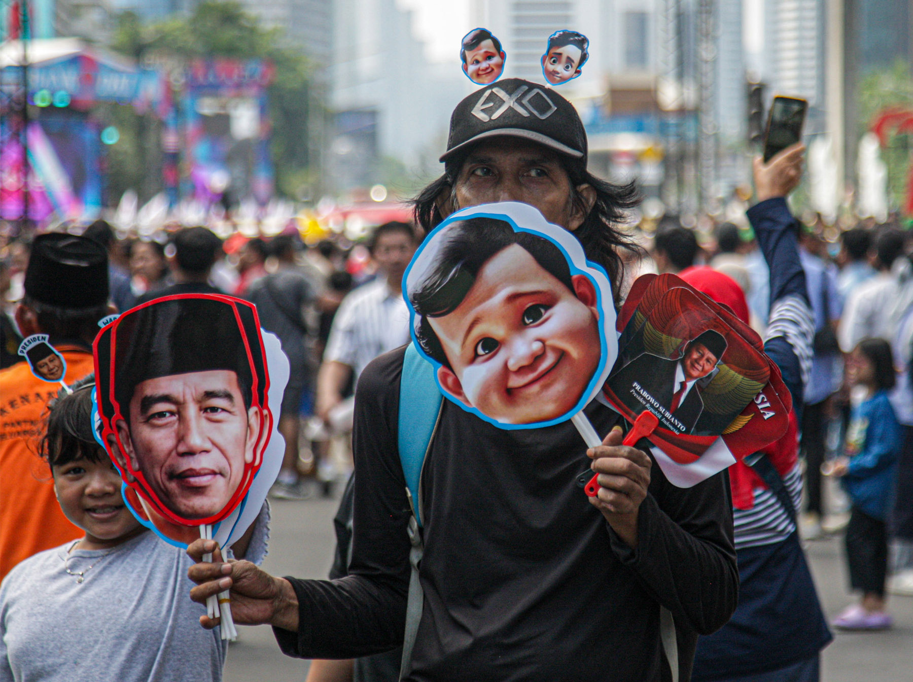 Masyarakat antusias menonton pelantikan Presiden dan Wakil Presiden melalui videotron di Bundaran HI, Jakarta, Minggu (20/10/2024).