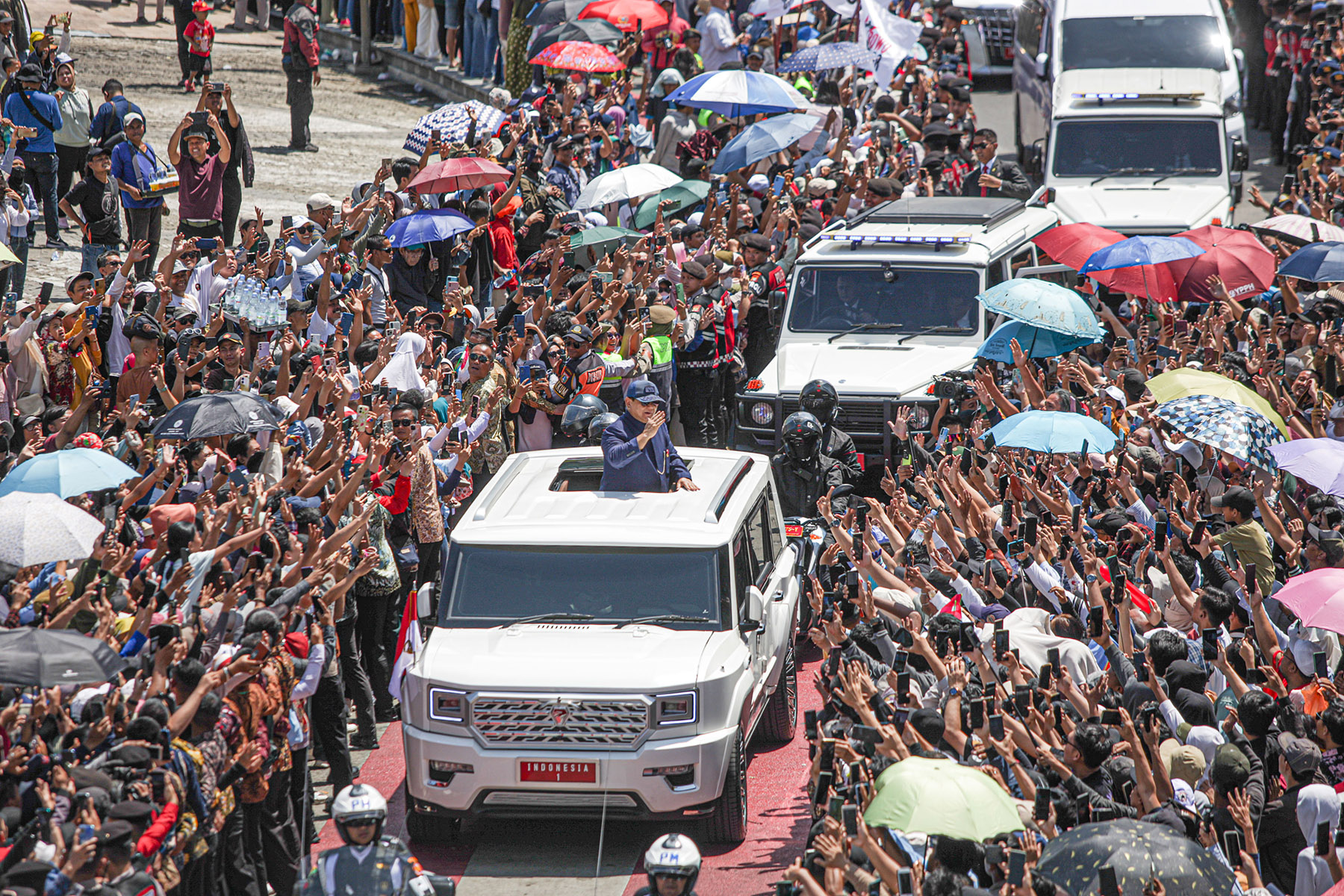 Presiden ke-8 Prabowo Subianto (tengah) menyapa masyarakat di Pesta Rakyat di Bundaran HI, Jakarta, Minggu (20/10/2024). Presiden Prabowo Subianto menggunakan Pindad MV 3 Garuda Limousine usai dilantik dari gedung DPR MPR menuju Istana Merdeka.