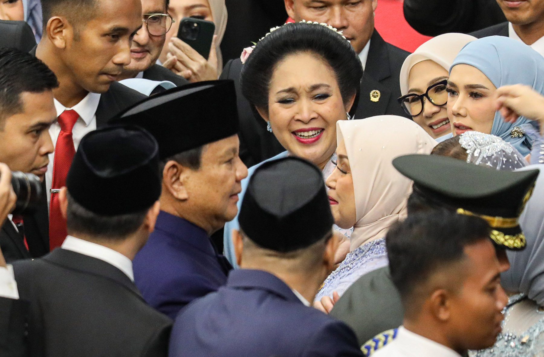 Presiden Prabowo Subianto (ketiga kiri) menghampiri Mantan istri sekaligus anggota DPR Fraksi Partai Gerindra, Titiek Soeharto (ketiga kanan) usai sidang paripurna MPR di Gedung Nusantara, Kompleks Parlemen, Senayan, Jakarta, Minggu (20/10/2024).