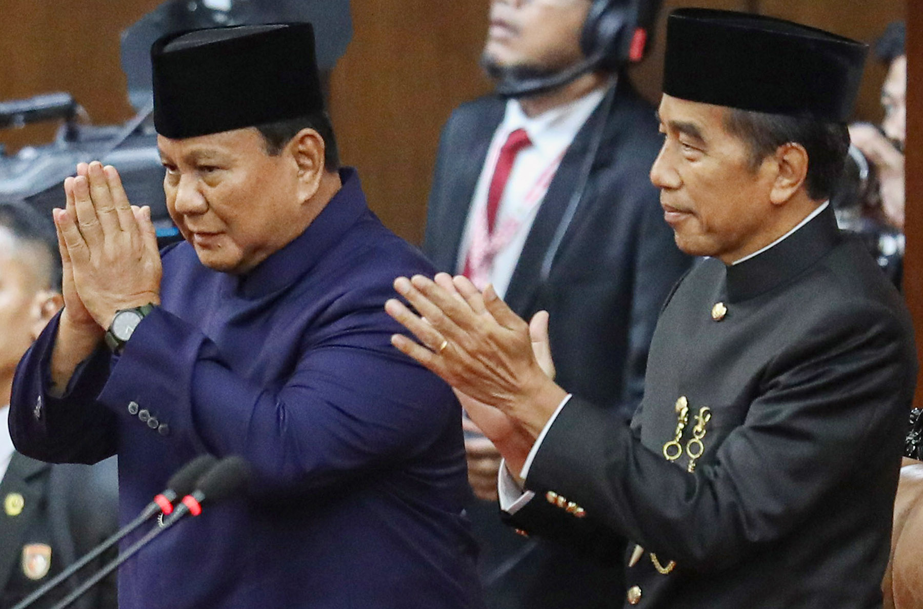 Presiden Prabowo Subianto (kiri) dan Presiden ketujuh RI Joko Widodo (kanan) dalam sidang paripurna MPR di Gedung Nusantara, Kompleks Parlemen, Senayan, Jakarta, Minggu (20/10/2024).