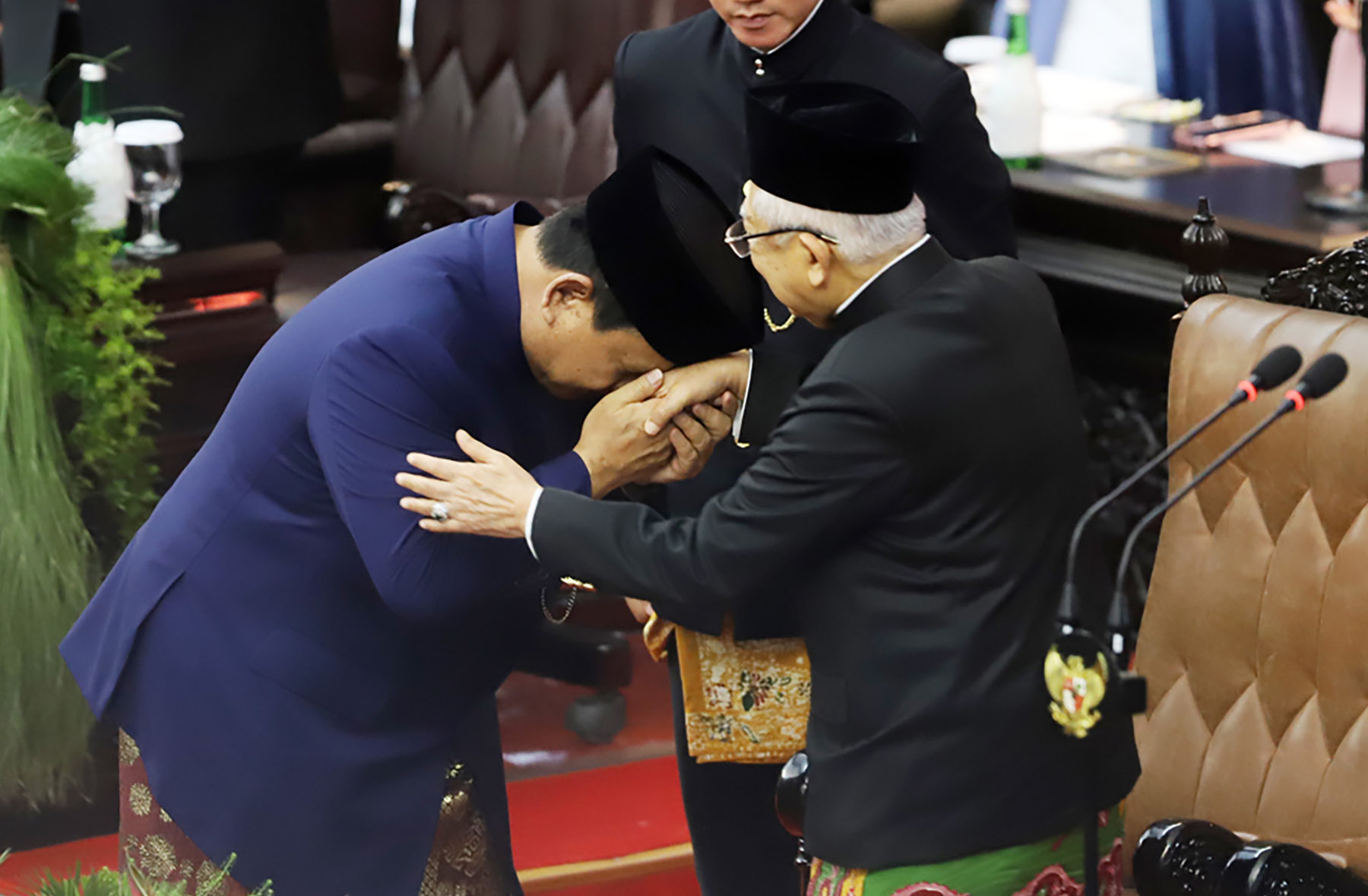 Presiden Prabowo Subianto mencium tangan Wapres ke-13 Ma