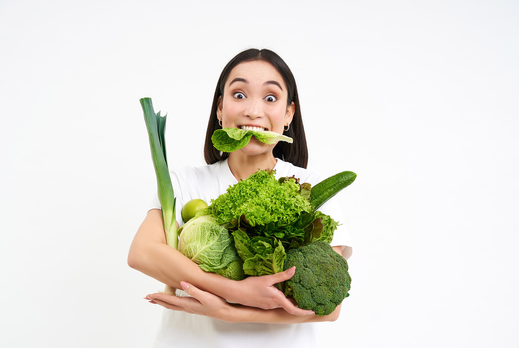 Ilustrasi perempuan membawa sayuran segar untuk diet. (Dok. Freepik stefan zeitz)