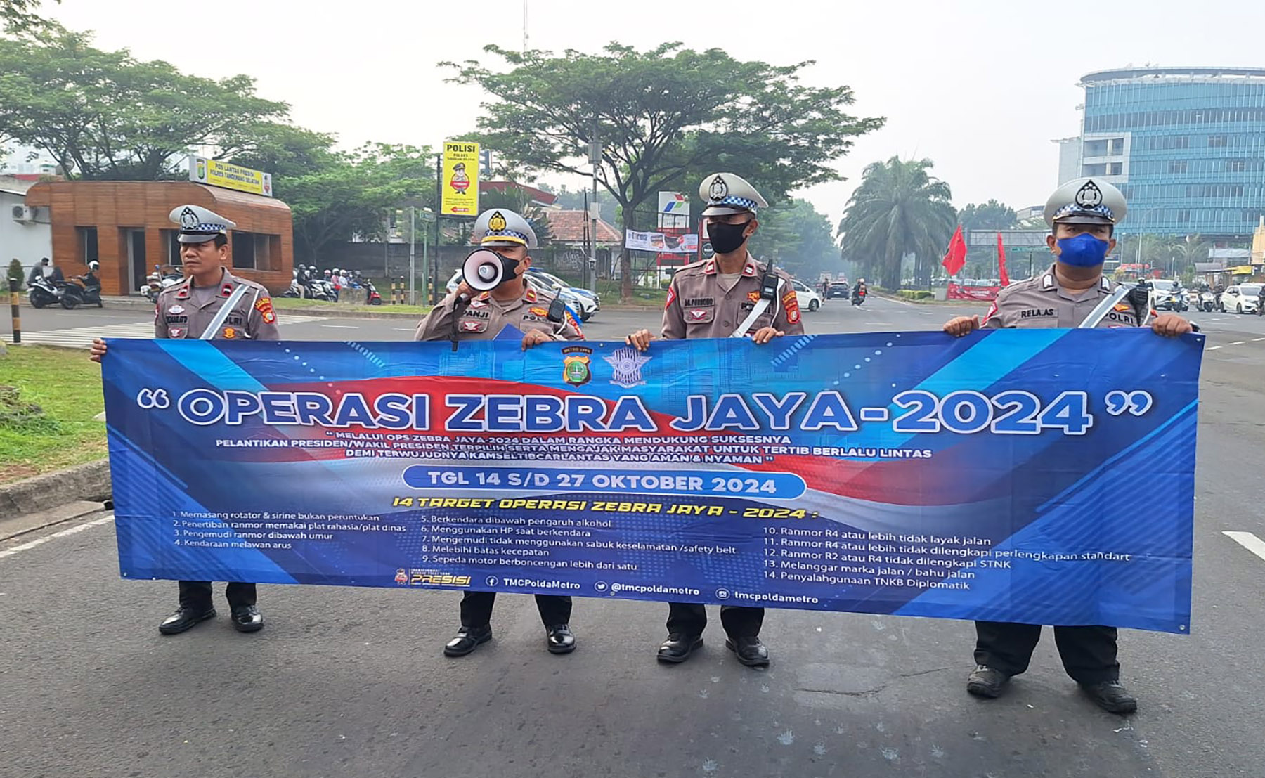 Petugas Polres Tangsel membentangkan spanduk Operasi Zebra 2024. (Dok. Humas Polres Tangsel Untuk Jawa Pos)