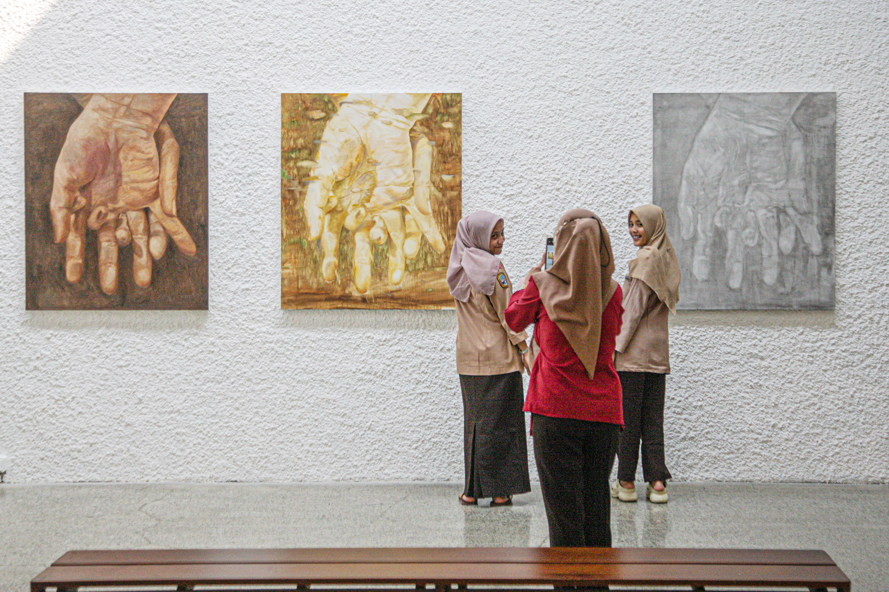 Pengunjung mengamati dan memotret instalasi karya arsitektur Andra Matin dalam pameran View Finder seniman sekaligus fotografer Davy Linggar di ROH Gallery, Jakarta