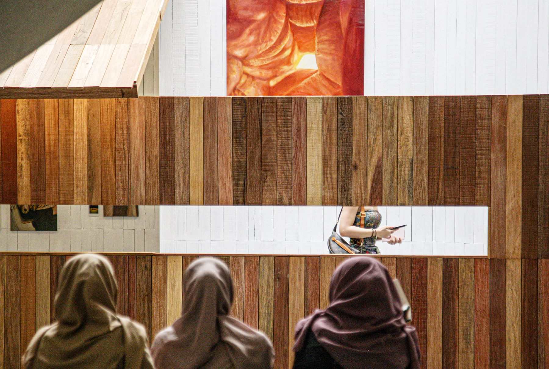 Pengunjung mengamati dan memotret instalasi karya arsitektur Andra Matin dalam pameran View Finder seniman sekaligus fotografer Davy Linggar di ROH Gallery, Jakarta. Lukisan-lukisan Davy Linggar dalam pameran ini menggunakan viewfinder sebagai metafora un