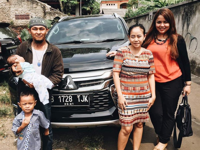 Head of Public Relation Department PT MMKSI, Intan Vidiasari (kanan) bersama keluarga Muis Iskandar dan anaknya yang dinamakan Pajero Sport, di depan mobil Mitsubishi Pajero Sport.