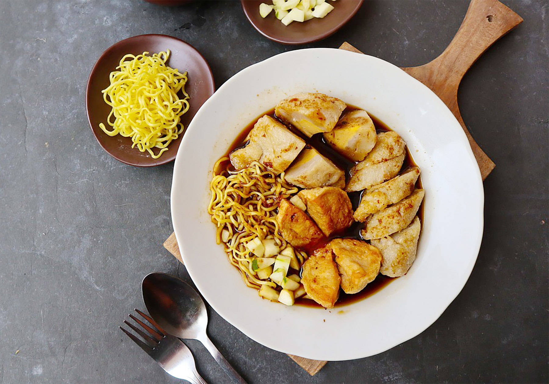 Ilustrasi pempek dengan kuah cuko. (Dok. Faizdila/pixabay.com)