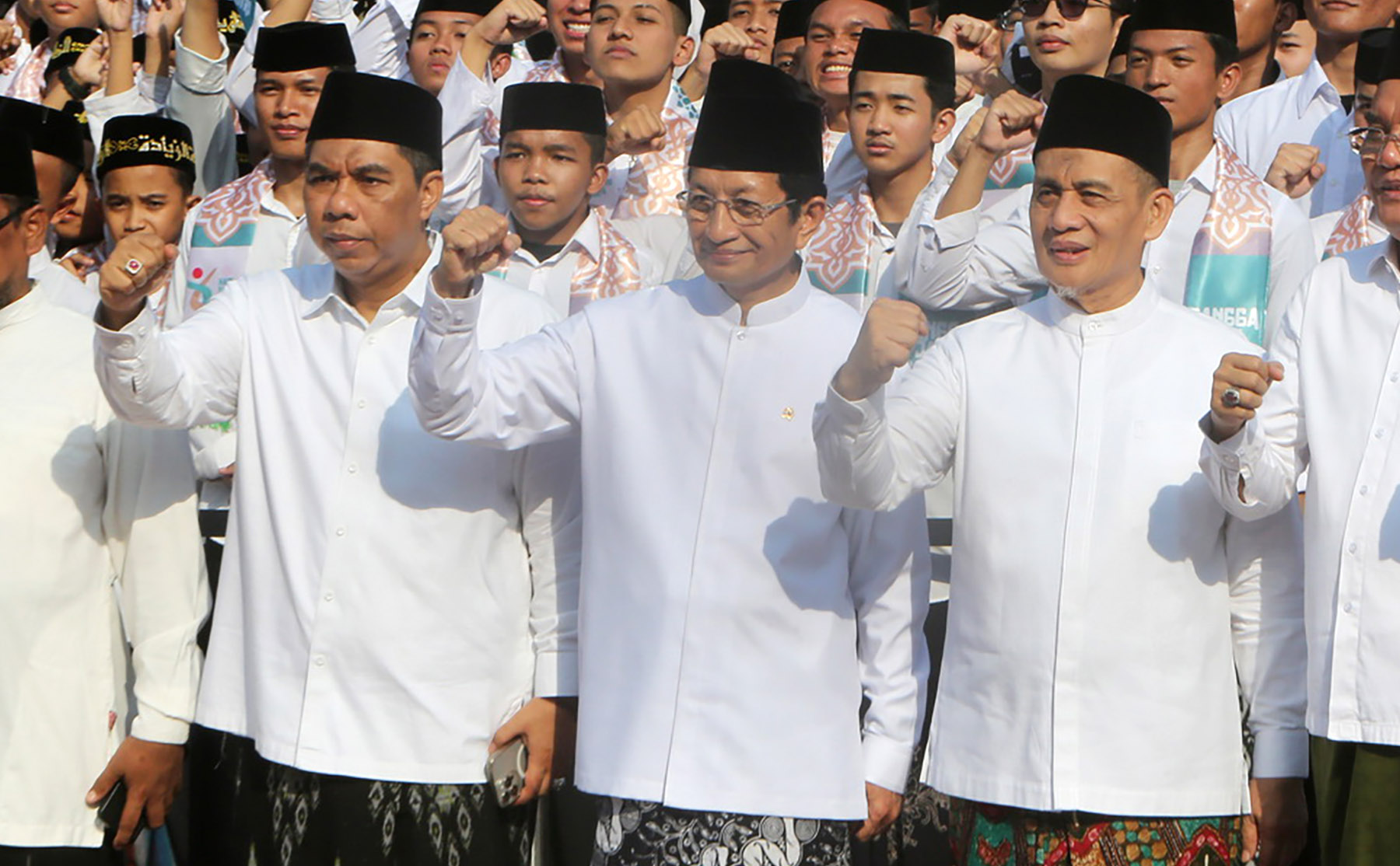 Menteri Agama Nasaruddin Umar bersama Wakil Menag Romo HR Muhammad Syafii bersama undangan dari Jamaah Islamiyah berfoto bersama usai memimpin Apel Hari Santri 2024 di Tugu Proklamasi, Jakarta, Selasa (22/10/2024).