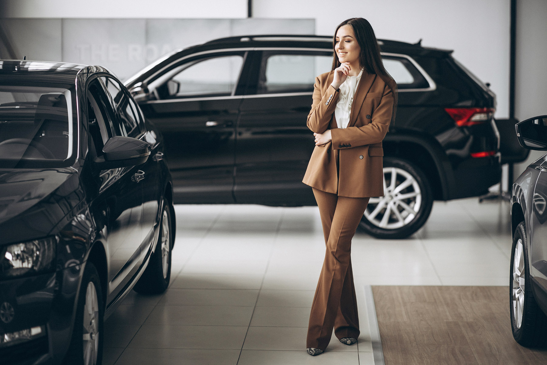 Ilustrasi seorang perempuan memilih mobil warna kromatik di showroom. (Dok. Freepik)