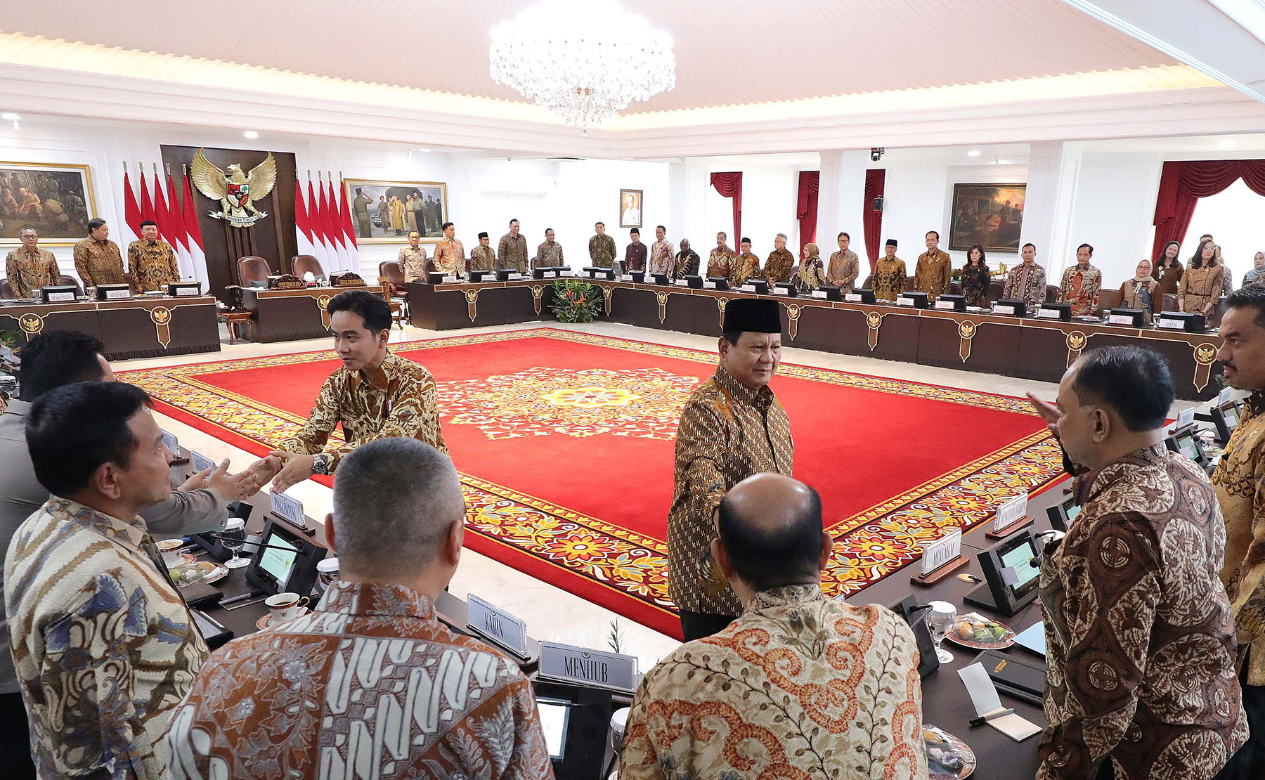 Presiden Prabowo Subianto bersama Wapres RI Gibran Rakabumi Raka bersalaman dengan para menteri sebelum digelarnya sidang kabinet paripurna perdana Kabinet Merah Putih di Istana Kepresidenan Jakarta, Rabu (23/10/2024).