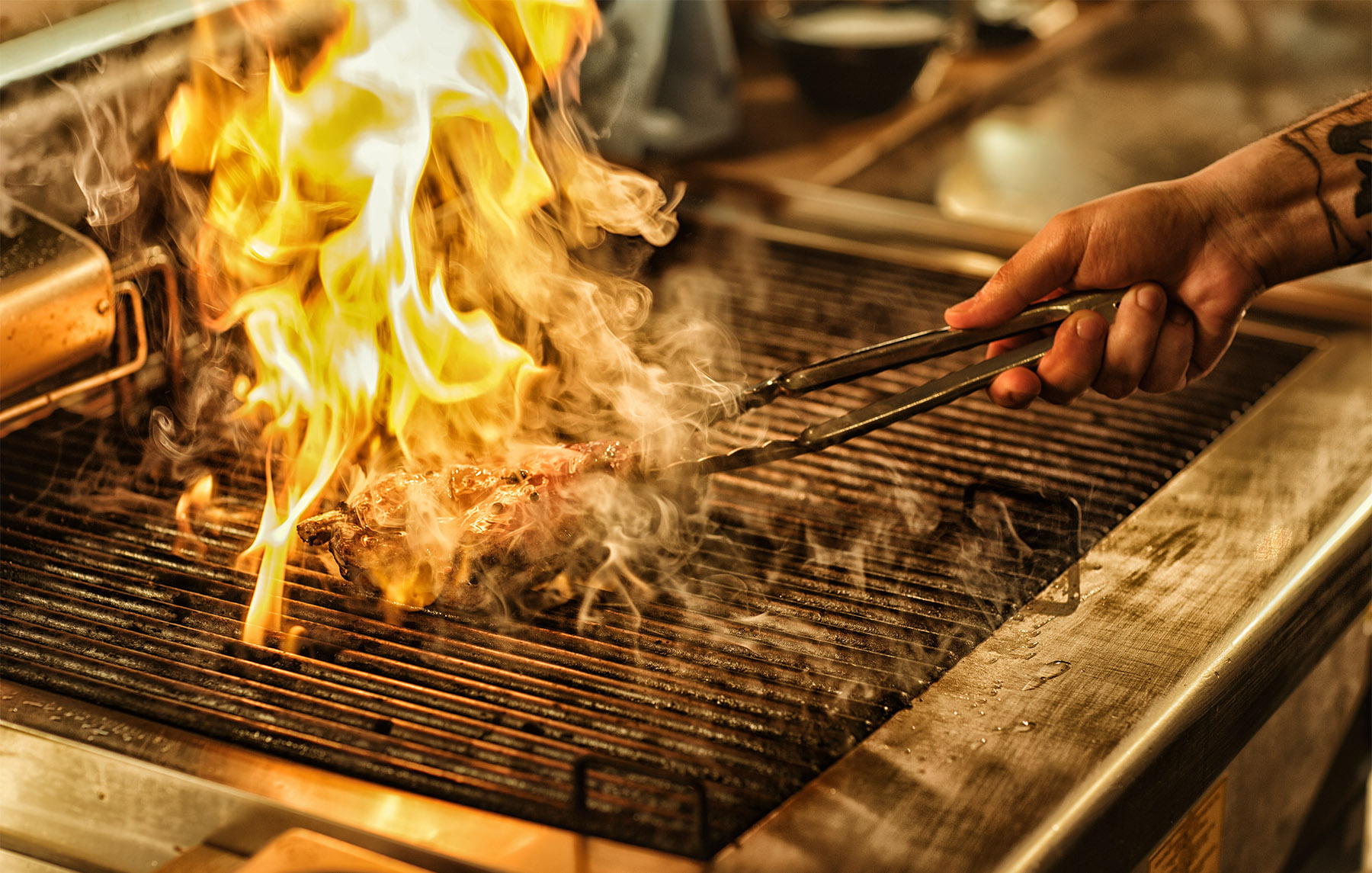 Ilustrasi barbecue juicy steak saat dimasak dengan flaming fire. (Dok. Freepik)