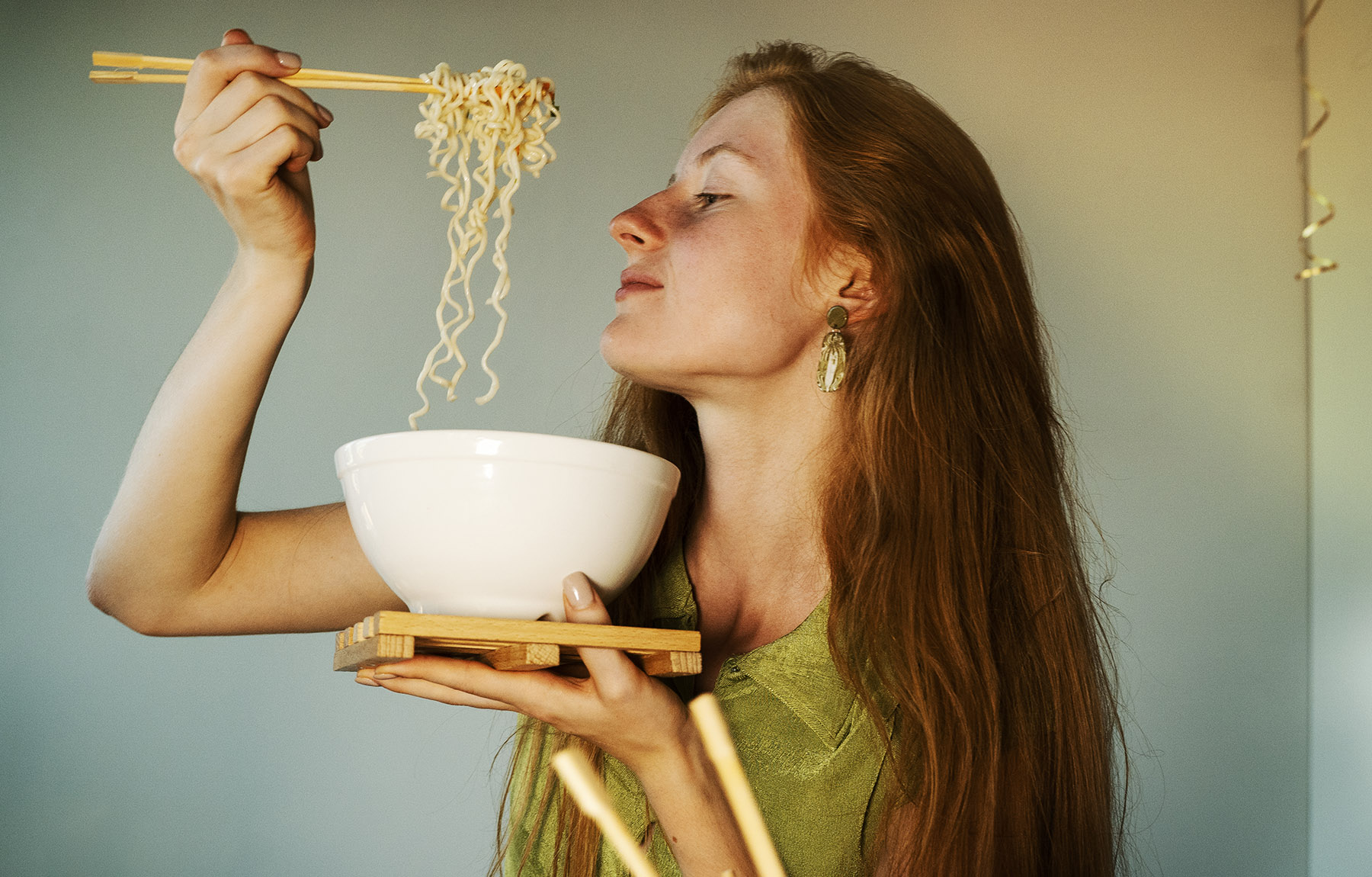 Ilustasi seorang perempuan makan mie instan. (Dok. Freepik)