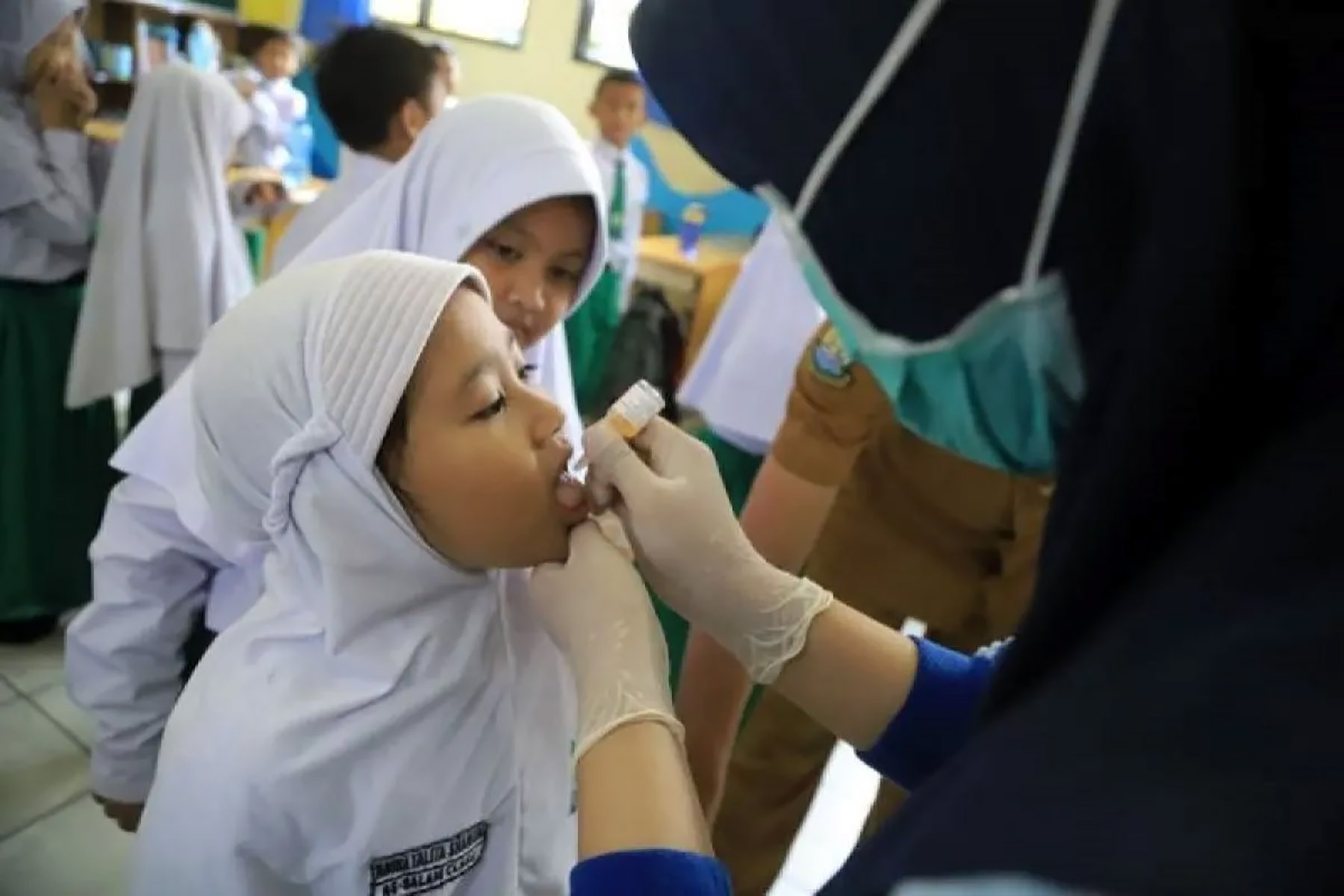 Seorang pelajar sedang mengikuti imunisasi polio yang digelar Dinas Kesehatan Kota Tangerang beberapa waktu lalu. (Dok. Pemkot Tangerang)