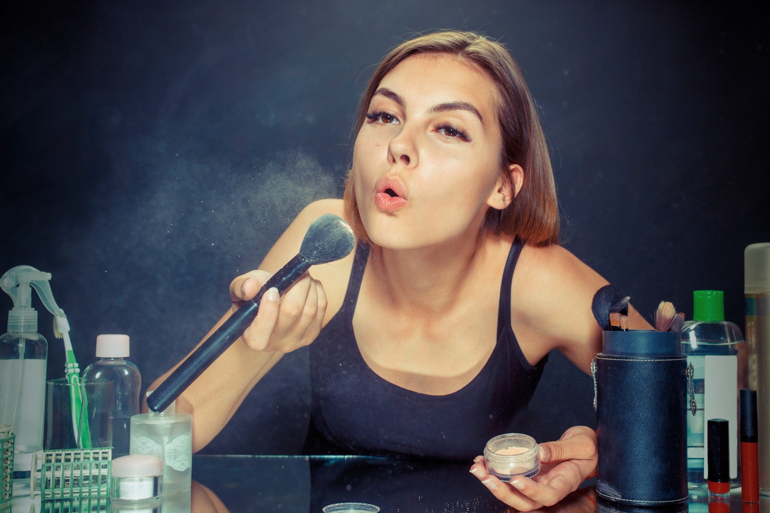 Ilustrasi menggunakan kuas makeup (Dok. Freepik)