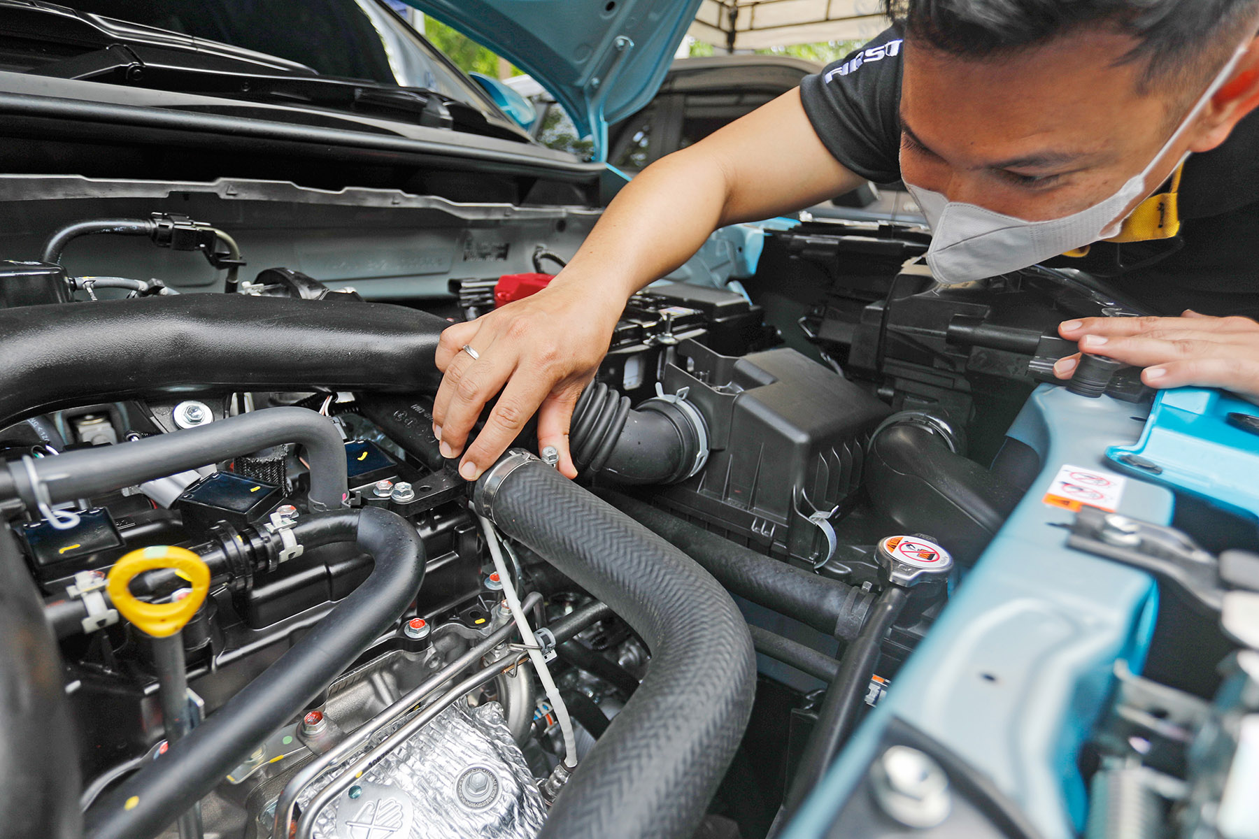 Salah seorang pemilik mobil saat cek kerusakan radiator di Auto 2000. Dimana radiator juga menjadi bagian penting dalam kendaraan roda 4 agar juga dirawat secara berkala sehingga tidak membuat temperatur mobil naik atau panas.