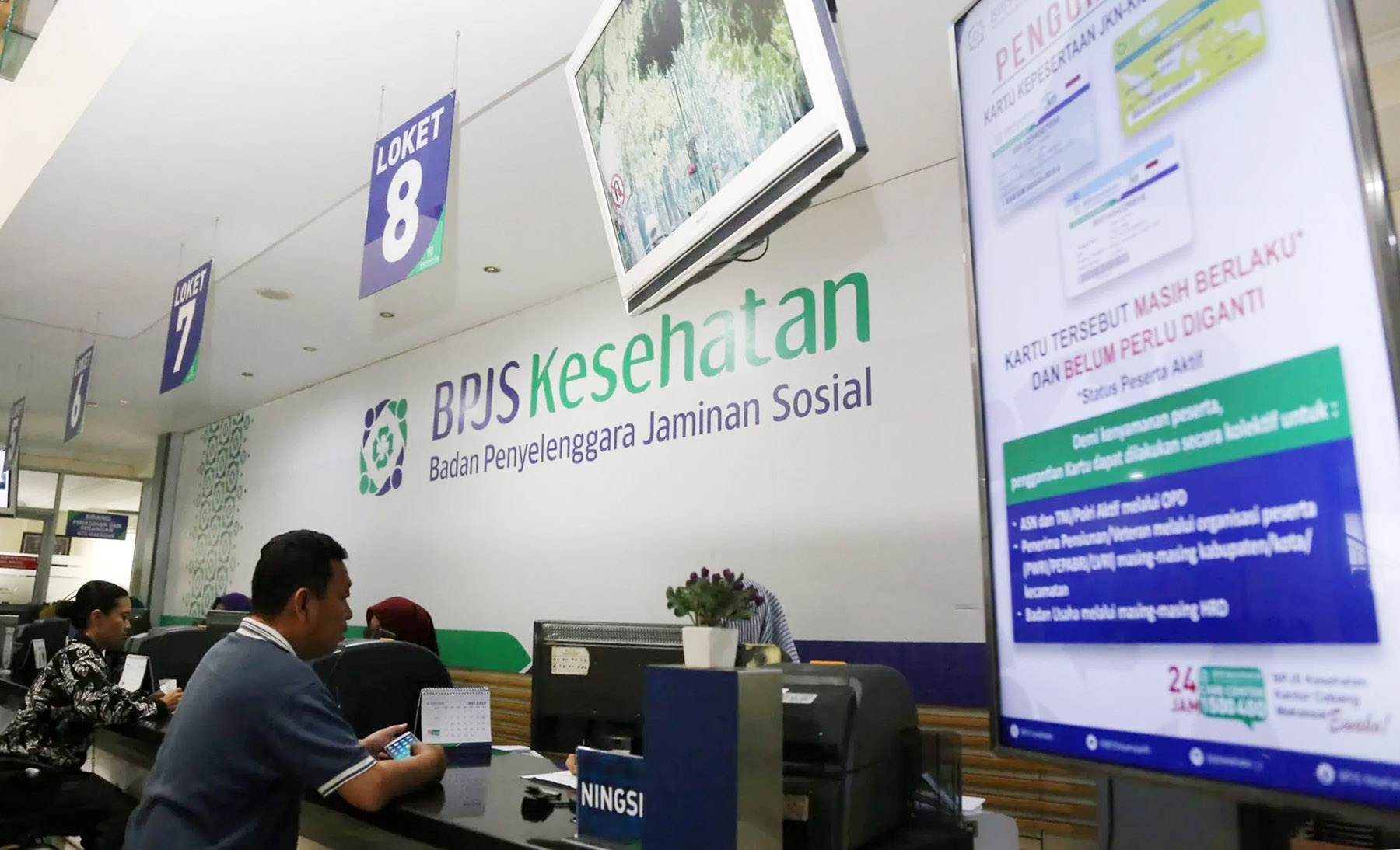 Pelayanan di salah satu kantor BPJS Kesehatan. (Dok. Jawa Pos)