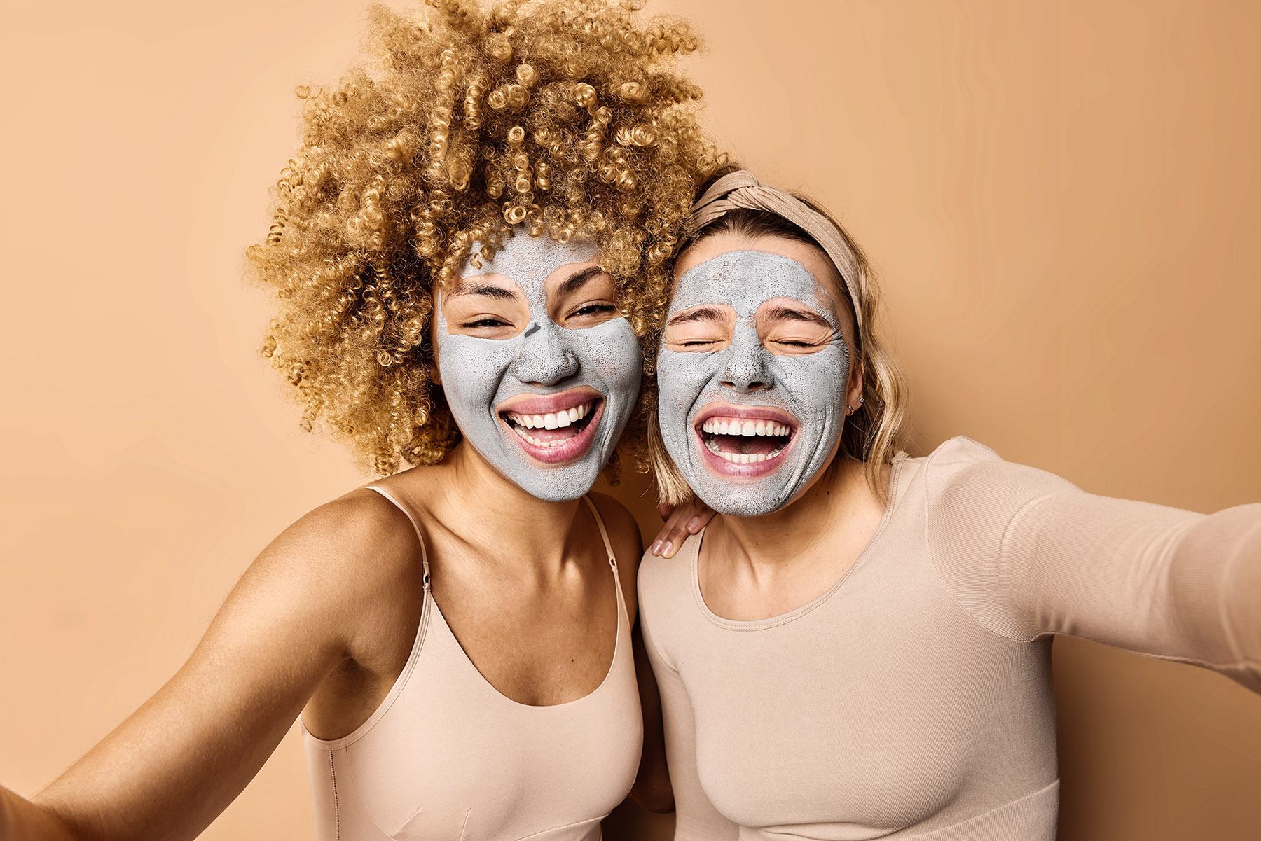 Ilustrasi dua orang perempuan memakai clay mask. (Dok. Freepik)