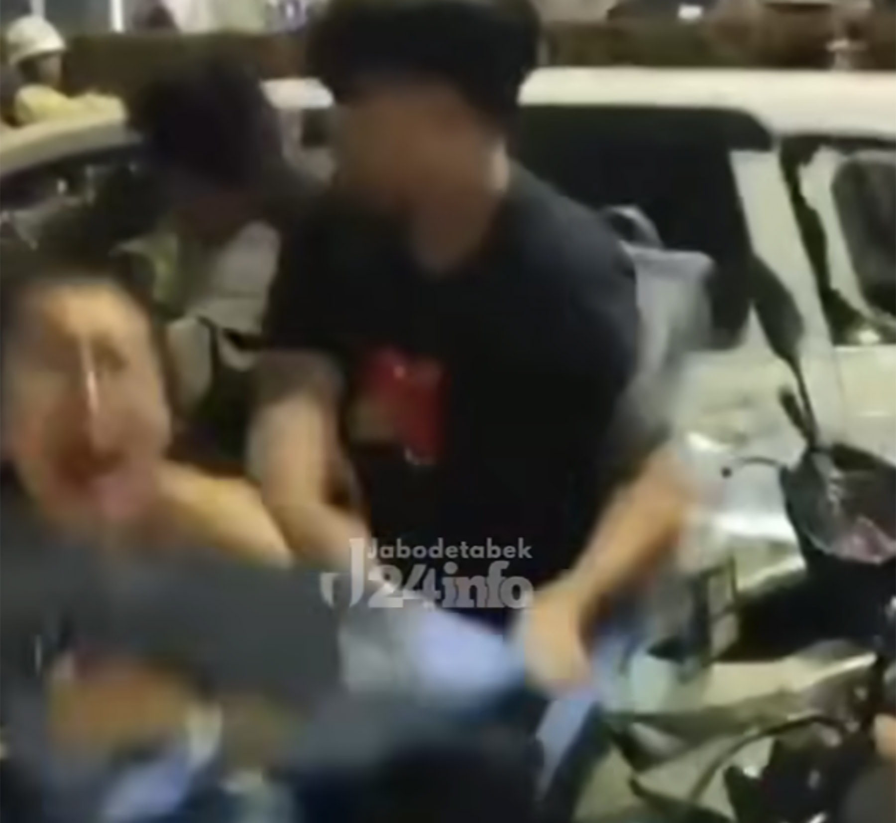 Viral Sebuah Mobil Putih yang Diamuk oleh Warga di Dekat Bintaro Jaya XChange Mall, Diduga Pelaku Kabur Setelah Isi Bensin (Dok. Jabodetabek24 Info)