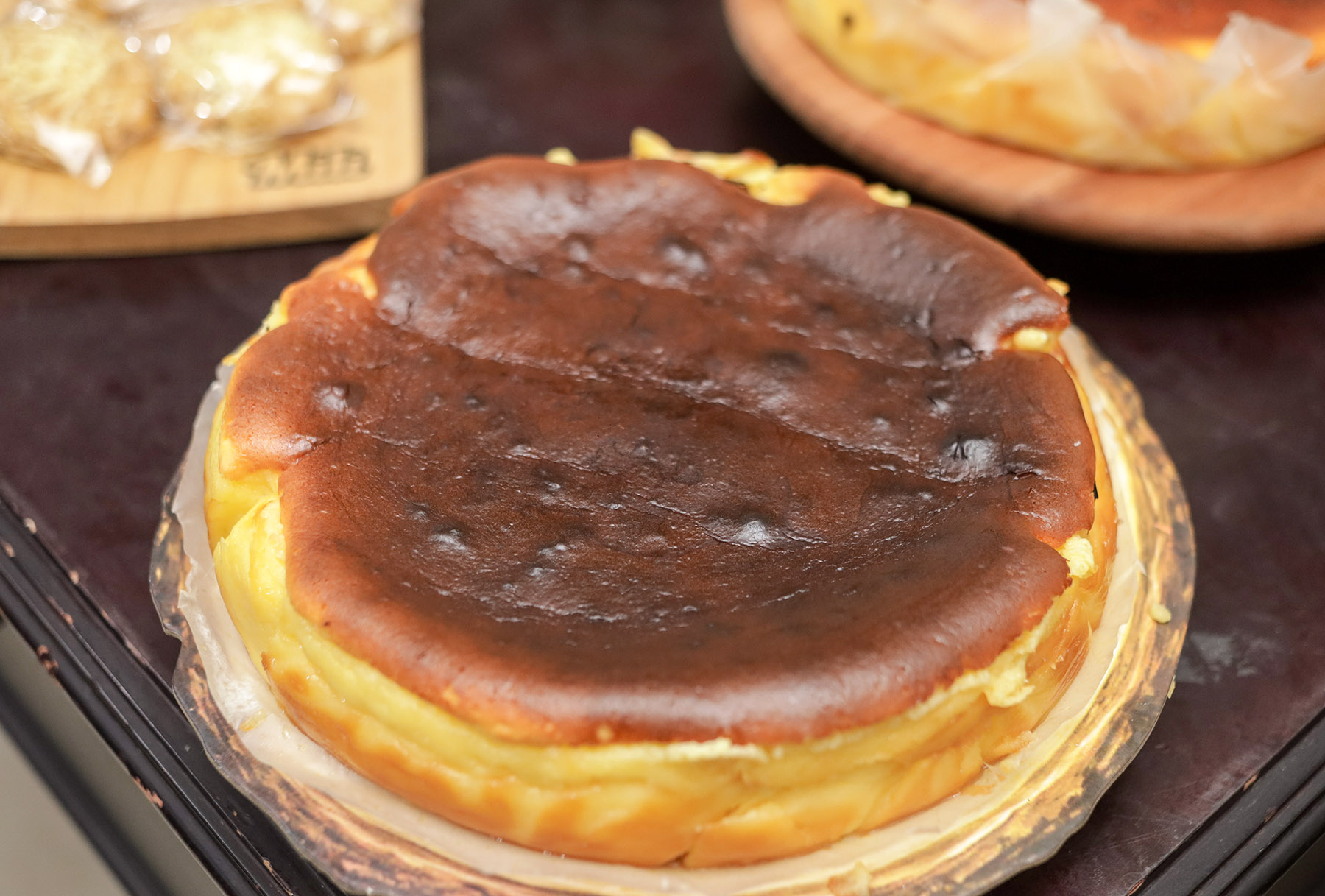 Meski tampilan luarnya hangus, basque burnt cheesecake ini banyak disuka. Begitu masuk mulut, terasa lembut dan creamy. Cocok untuk teman ngeteh atau menikmati kopi.