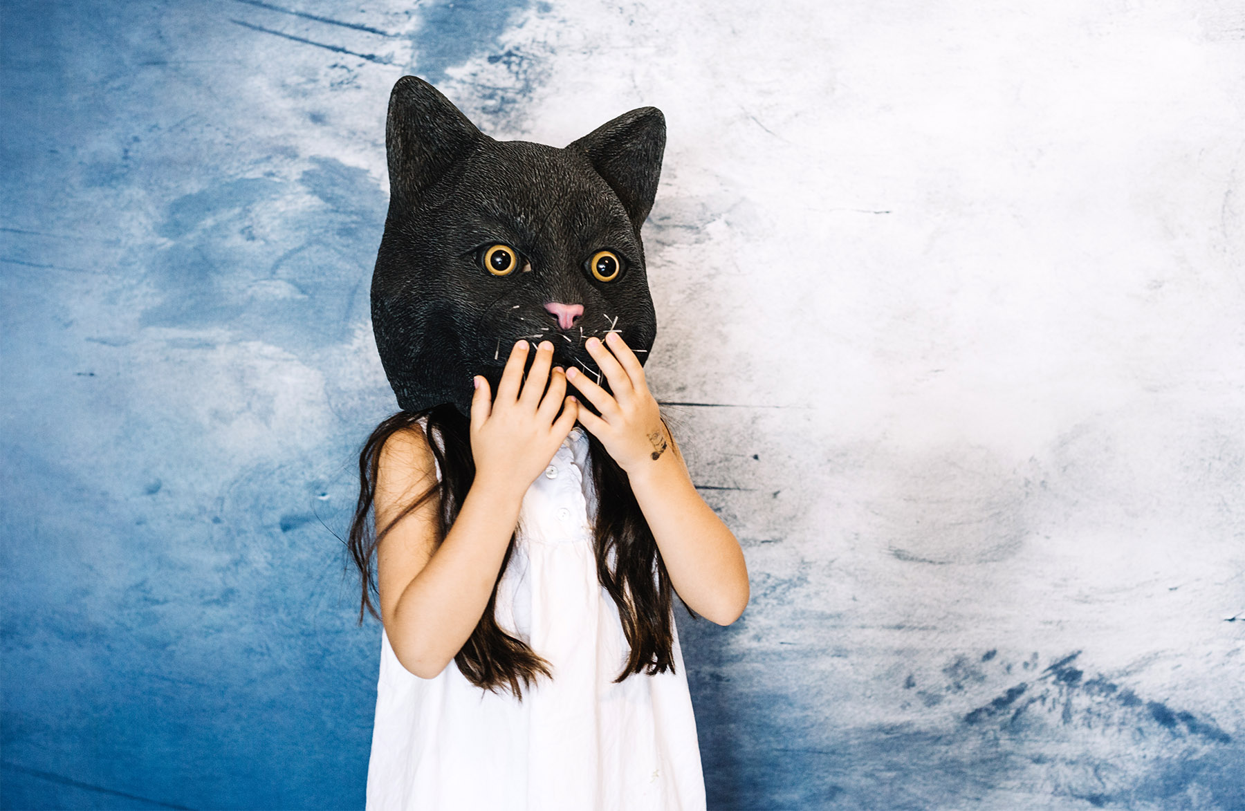Ilustrasi seorang gadis mengenakan kostum kucing hitam. (Dok. Freepik Javier Isorna)