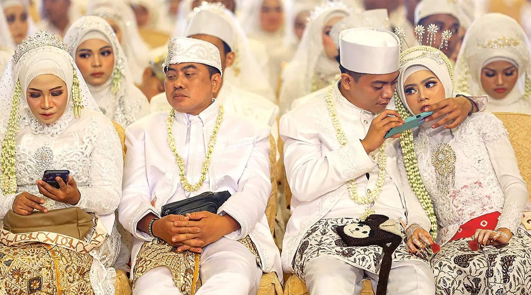 Sejumlah mempelai pengantin pria dan perempuan menunggu giliran untuk sidang isbat nikah oleh Kemenag Kota Surabaya.