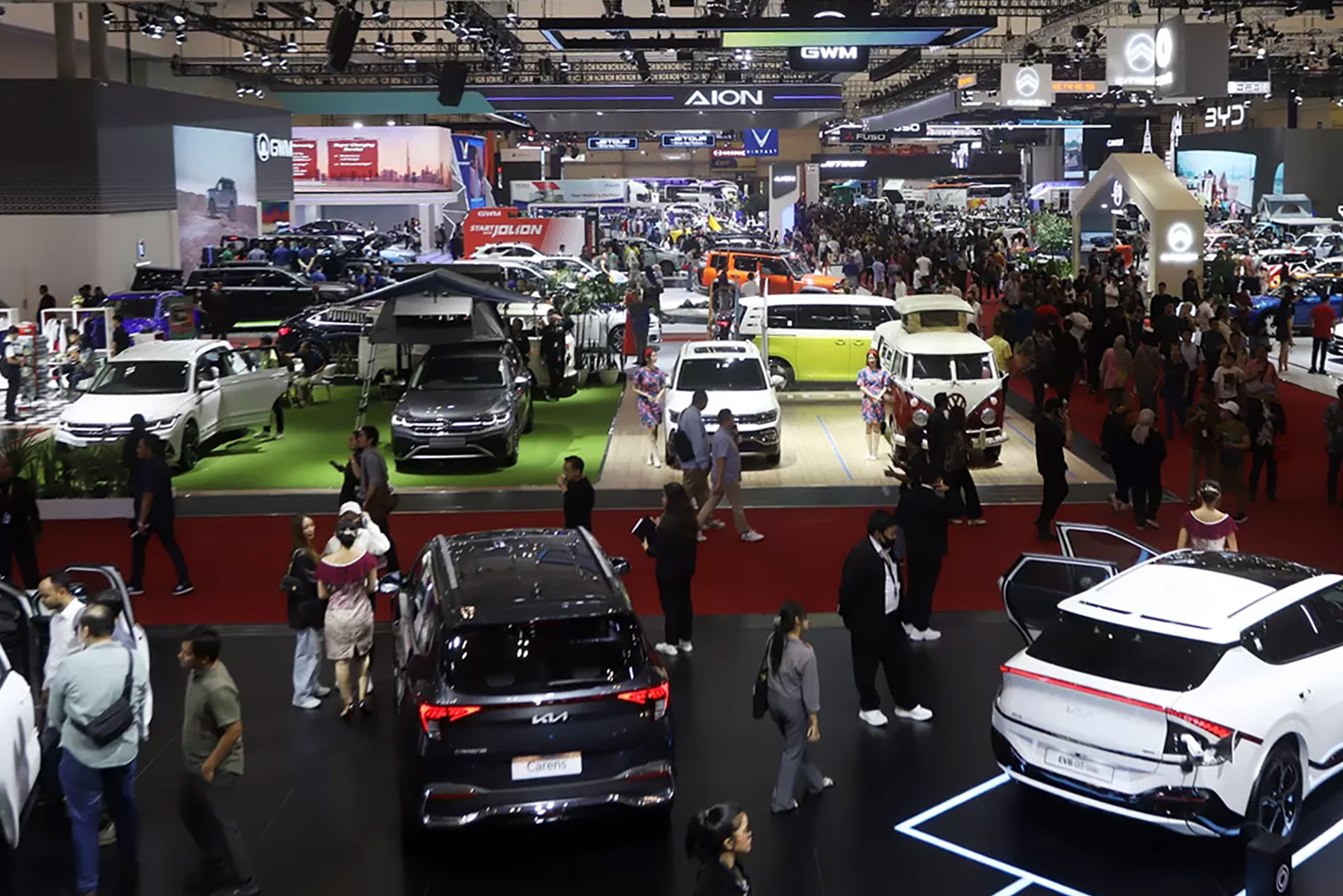 Sejumlah pengunjung melihat jejeran mobil di pameran otomotif di ICE BSD. (Dok. Jawa Pos)