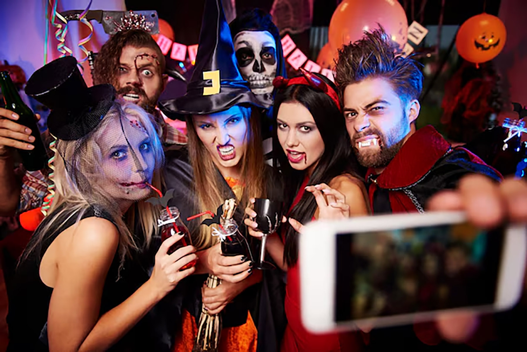 Sejumlah orang merayakan pesta halloween dengan kostum menyeramkan. (Dok.Freepik)