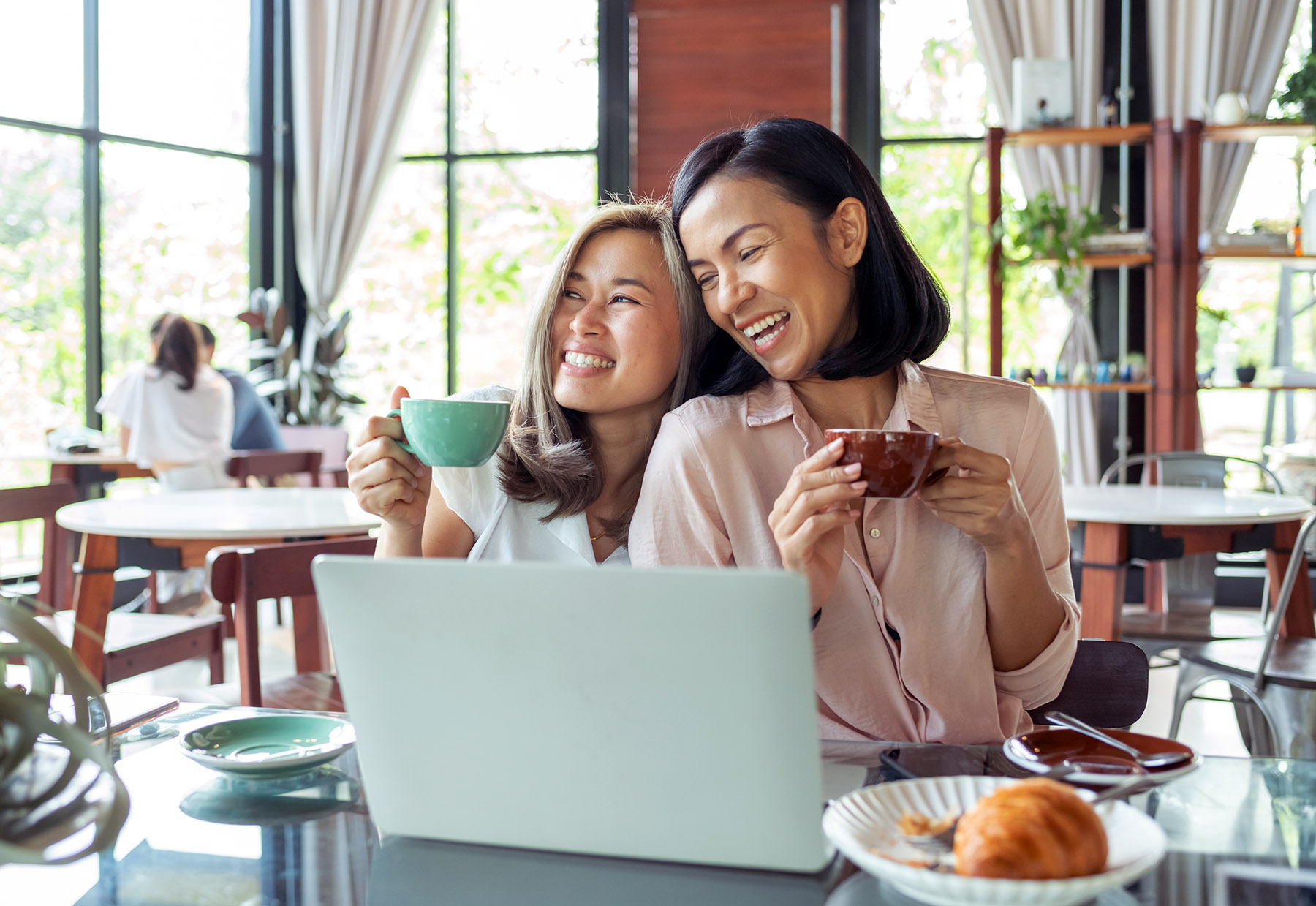 Ilustrasi bekerja di kafe ber-wifi. (Dok. Freepik)