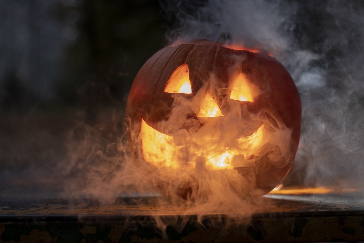 Jack-o-Lantern, labu yang diukir menjadi sosok seram yang biasa dijadikan dekorasi ketika perayaan Halloween. (Dok. Pixabay/Szabojanos)