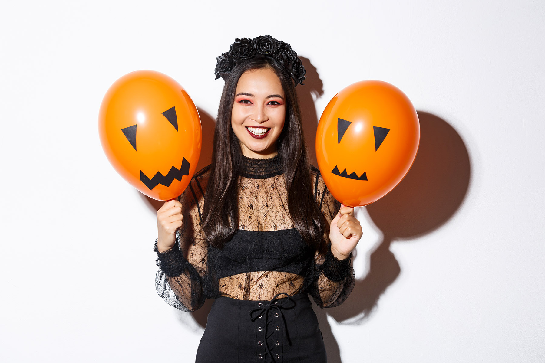Ilustrasi perempuan merayakan Halloween. (Dok. Freepik/Seva Levitsky)