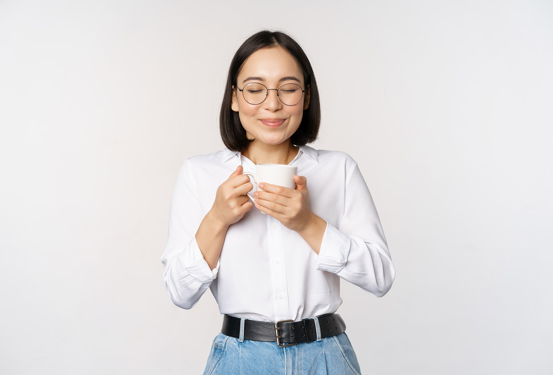 Ilustrasi seorang perempuan meminum kopi americano. (Dok. Freepik)