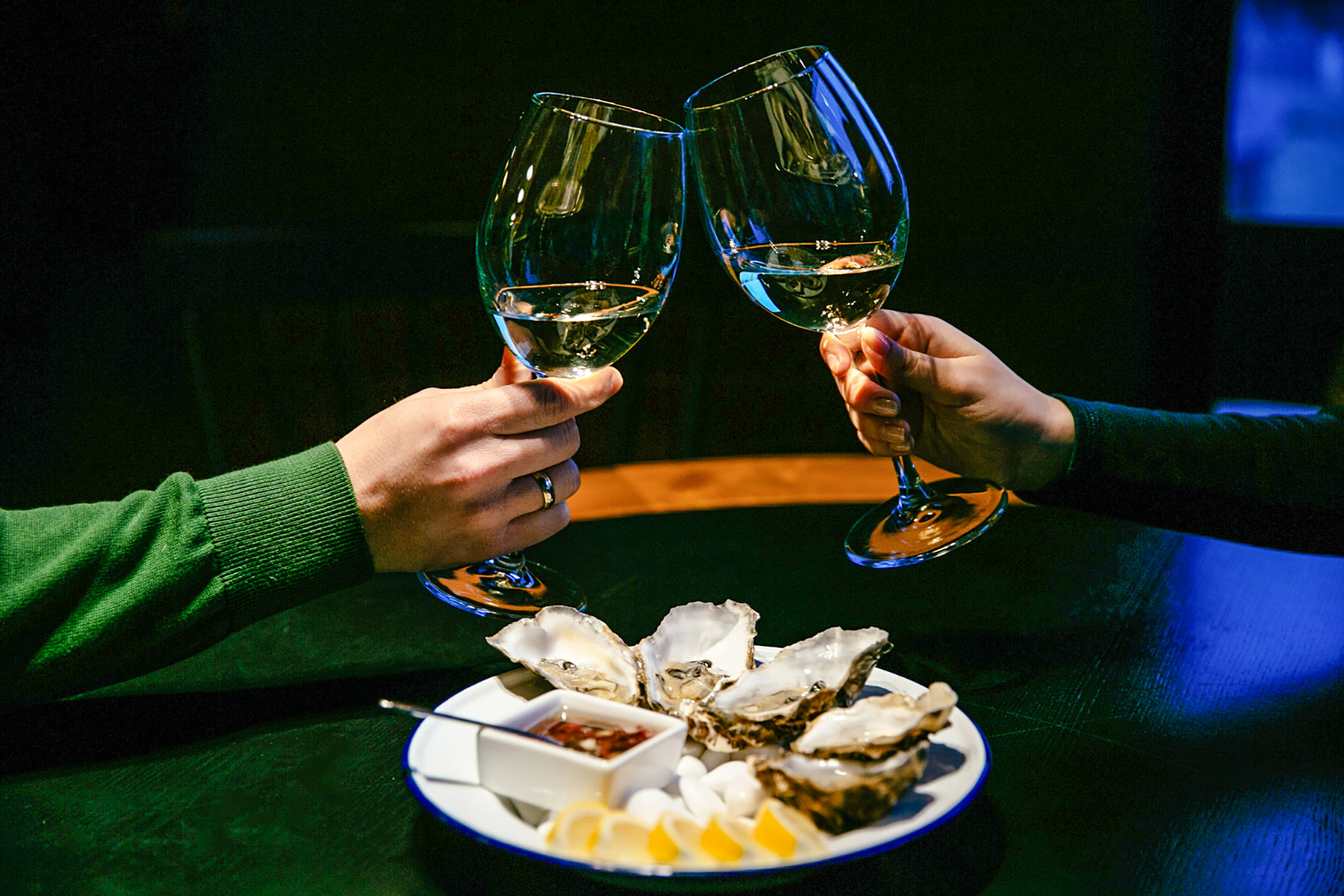 Ilustrasi fine dining dengan meminum wine (Dok. Freepik/Maksym_Azovtsev)