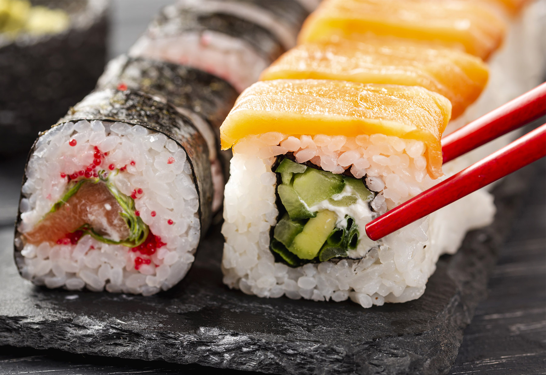 Ilustrasi makan sushi murah. (Dok. Freepik)