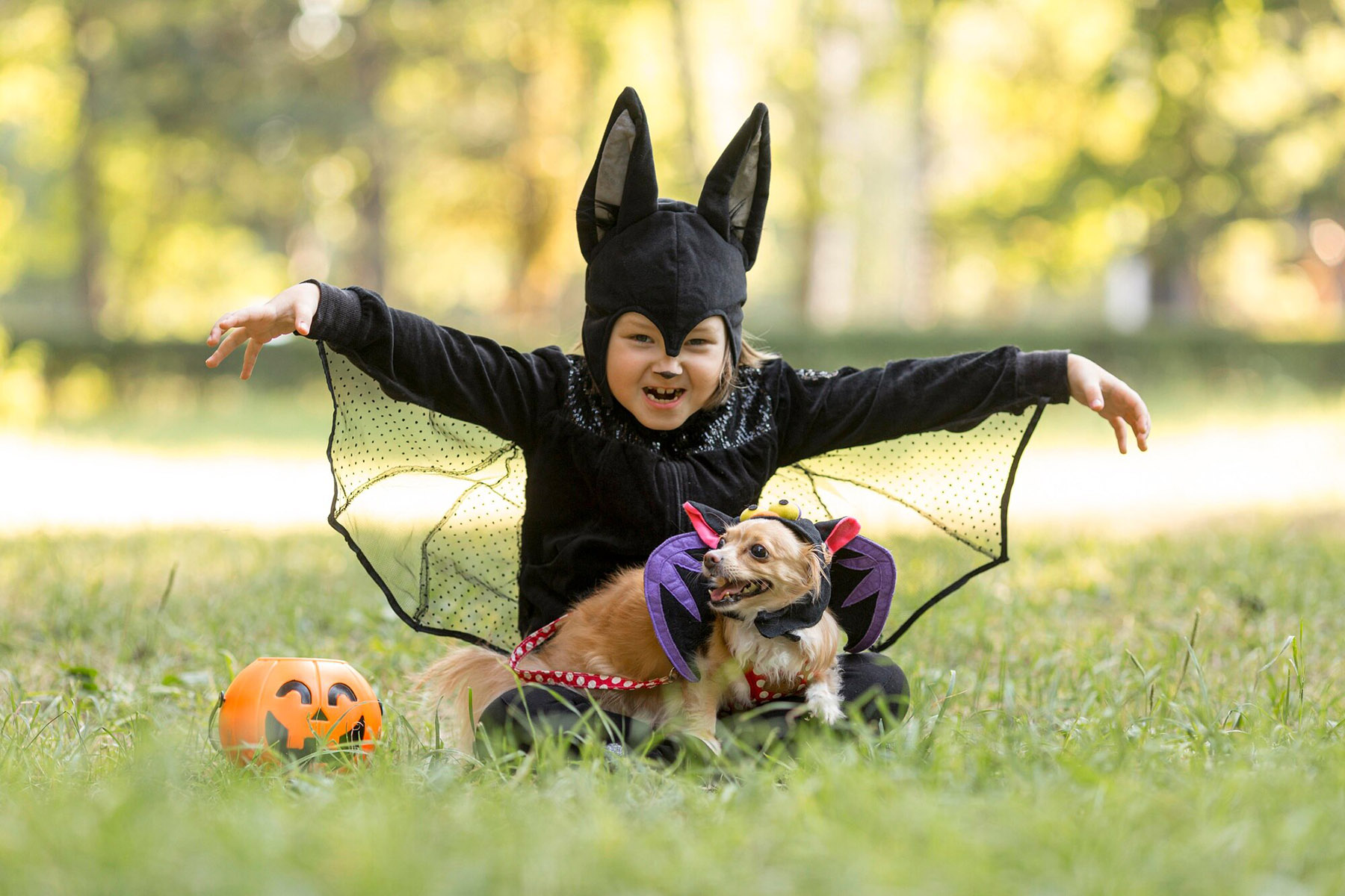 Ilustrasi seorang anak merayakan halloween dengan kostum hewan. (Dok. Freepik)