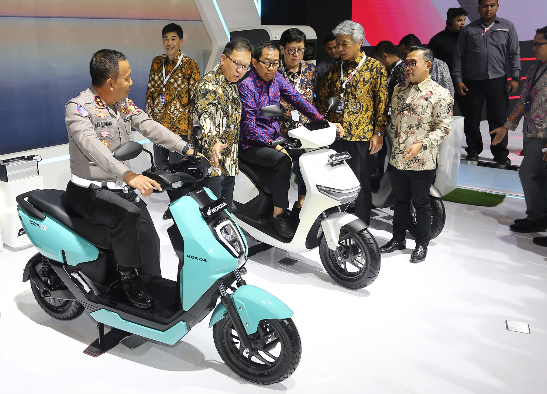 Wakil Menteri Perindustrian Faisol Riza, (ketiga kiri), Executive Vice President Director Astra Honda Motor (AHM) &ndash; Thomas Wijaya (kedua kiri), Ketua Umum AISI Johannes Loman (ketiga kanan), President Director AHM &ndash; Susumu Mitsuishi (kedua kan