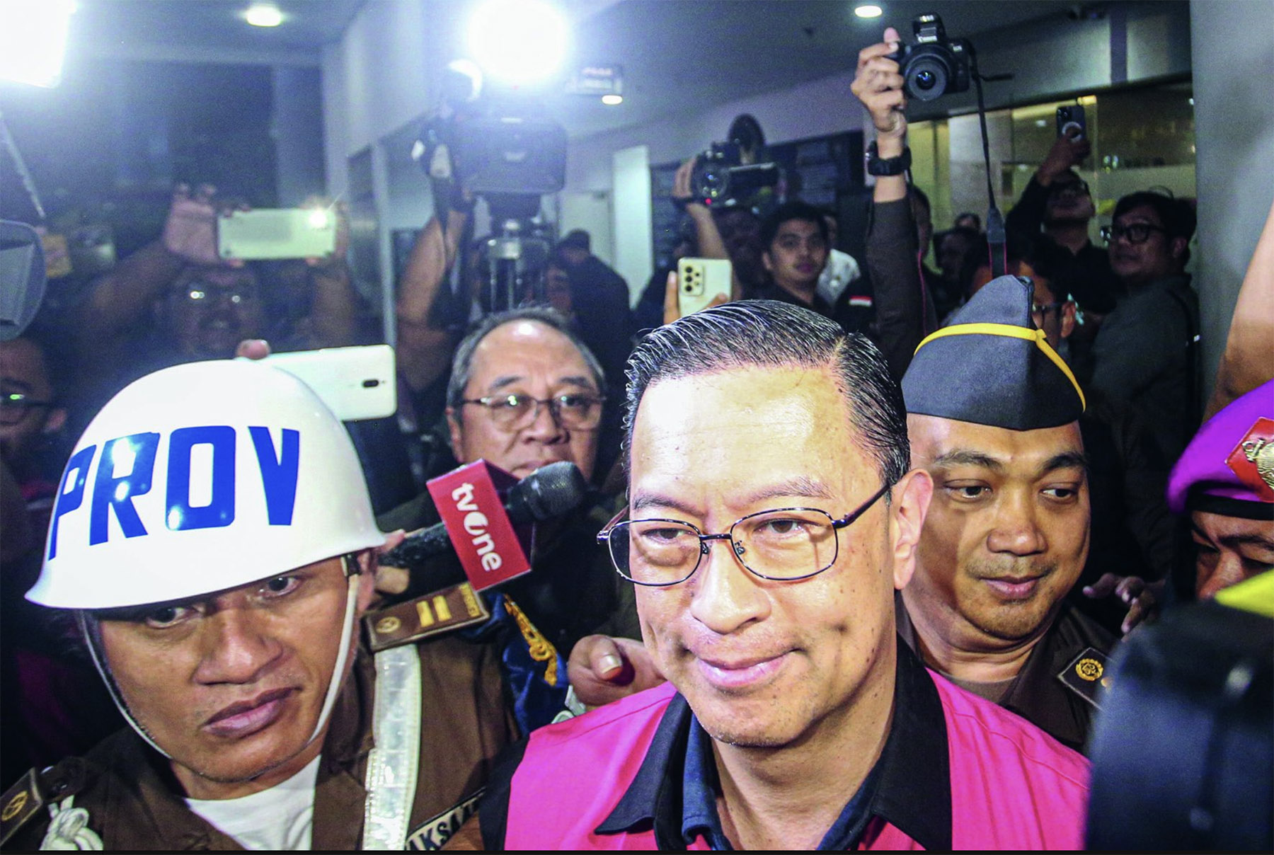 Menteri Perdagangan tahun 2015-2016 Thomas Lembong dibawa menuju mobil tahanan di Kejaksaan Agung, Jakarta, Selasa (29/10/2024).