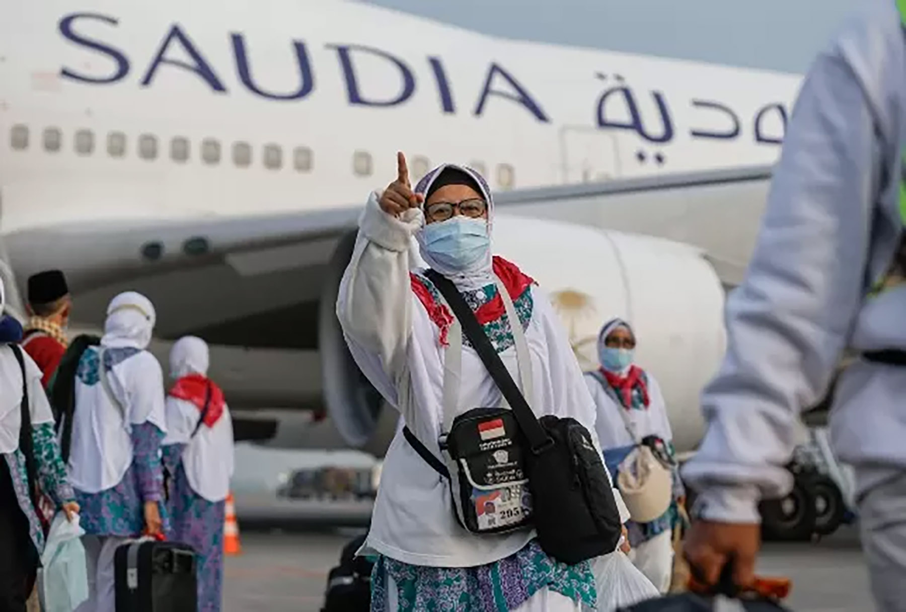 Jamaah haji saat mendarat di Indonesia. (Dipta Wahyu/Jawa Pos)