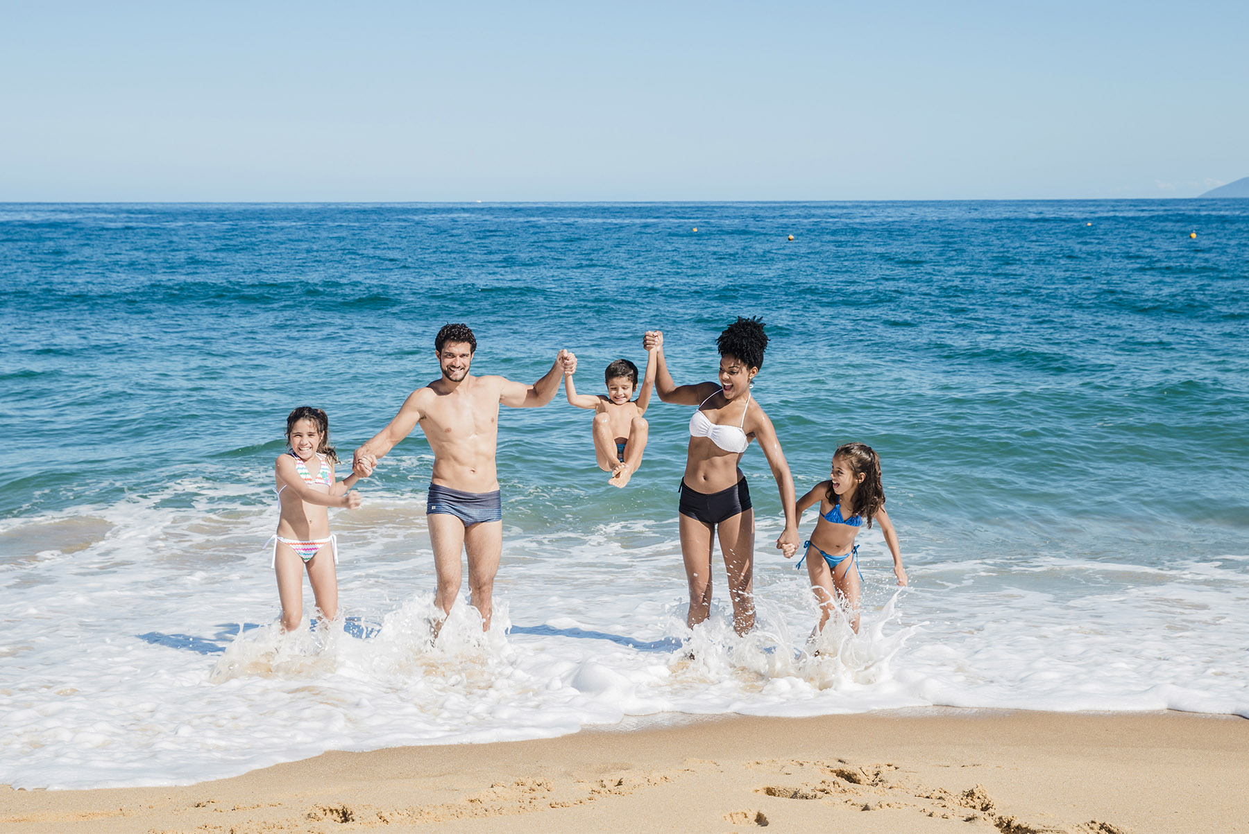 Ilustrasi keluarga dengan anak kecil bermain di pantai. (Dok. Freepik/melissarahalfotografia)