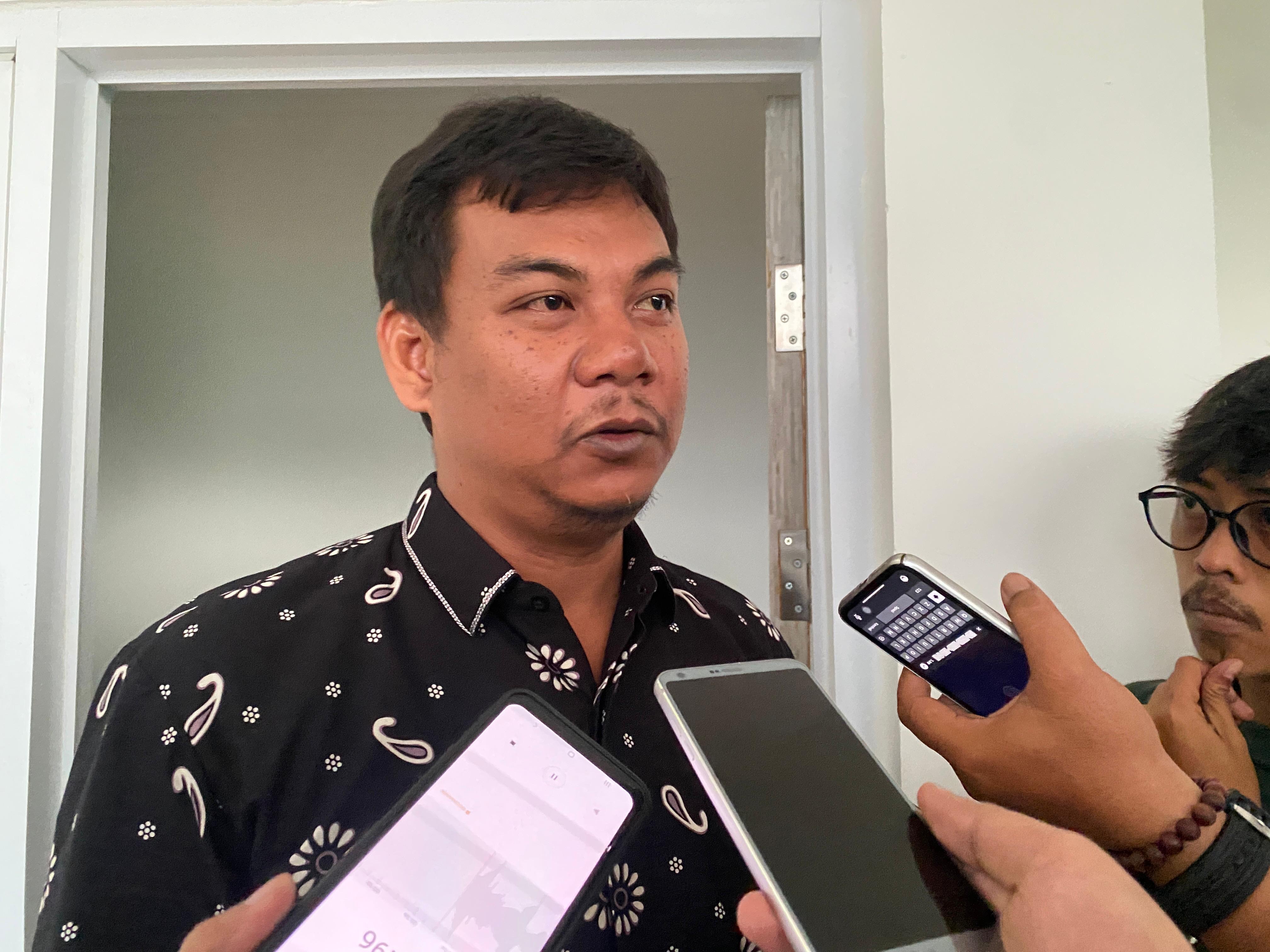 Komisioner Bawaslu Tangsel Divisi Pencegahan, Partisipasi Masyarakat, dan Hubungan Masyarakat Bawaslu Tangsel Apria Roles Saputro saat diwawancari di Kantor Bawaslu Kota Tangsel, Setu, (31/10)