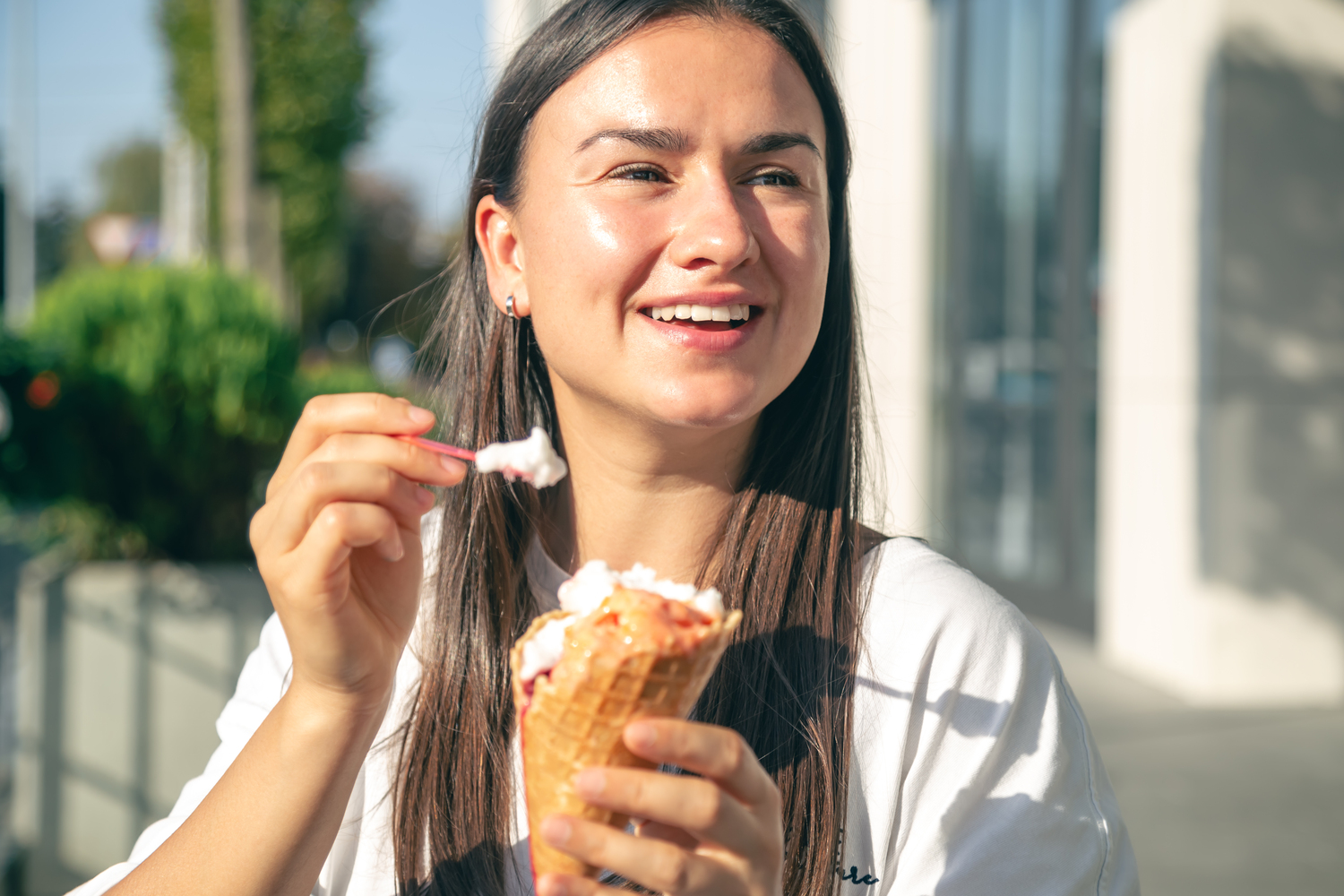 Ilustrasi perempuan memakan es krim saat cuaca panas (Dok. Freepik/pvproductions)
