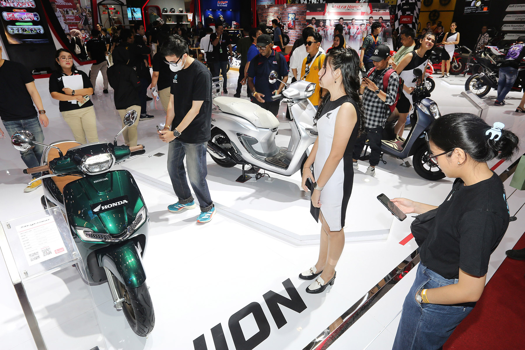 Suasana hari pertama gelaran Indonesia Motorcycle Show (IMOS) 2024, Rabu (30/10/2024) di Indonesia Convention Exhibition (ICE) BSD. Pameran industri sepeda motor terbesar di Indonesia ini, menggaungkan tema