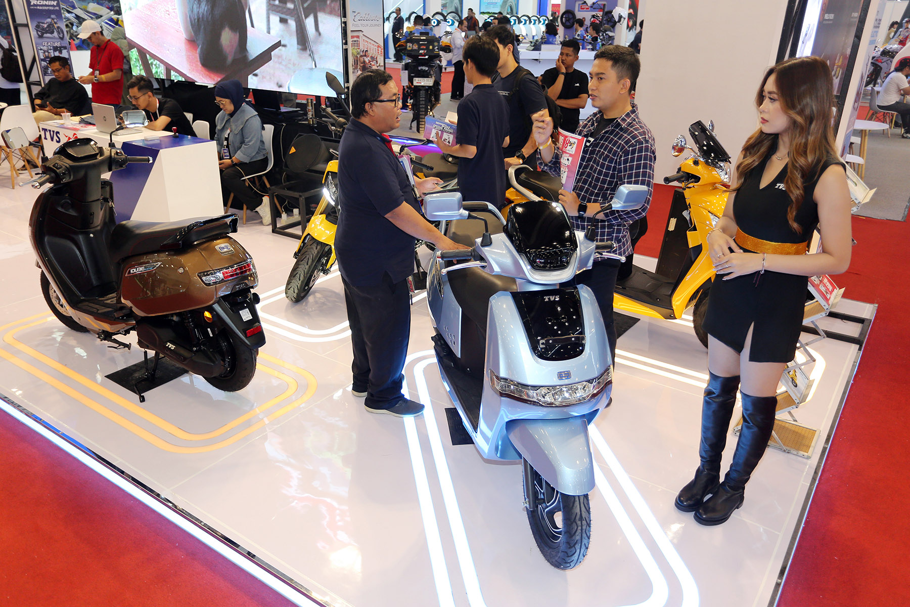 Suasana hari pertama gelaran Indonesia Motorcycle Show (IMOS) 2024, Rabu (30/10/2024) di Indonesia Convention Exhibition (ICE) BSD. Pameran industri sepeda motor terbesar di Indonesia ini, menggaungkan tema