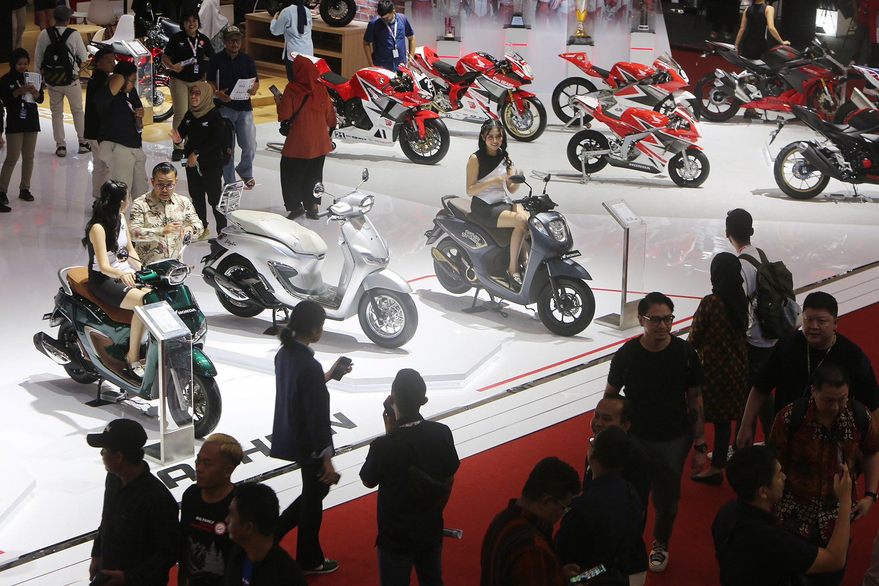 Suasana hari pertama gelaran Indonesia Motorcycle Show (IMOS) 2024, Rabu (30/10/2024) di Indonesia Convention Exhibition (ICE) BSD. Pameran industri sepeda motor terbesar di Indonesia ini, menggaungkan tema