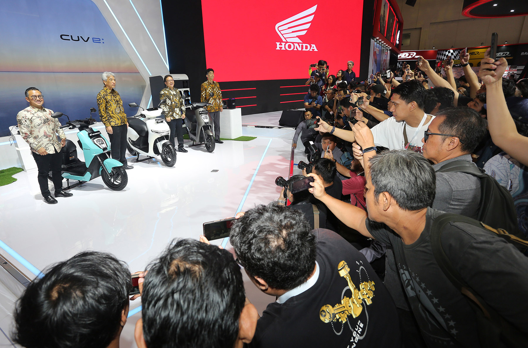 Kiri kekanan : Executive Vice President Director AHM &ndash; Thomas Wijaya, President Director Astra Honda Motor (AHM) &ndash; Susumu Mitsuishi,&nbsp; Marketing Director AHM &ndash; Octavianus Dwi Putro berpose diantara Motor listrik Honda ICON e: dan Hon