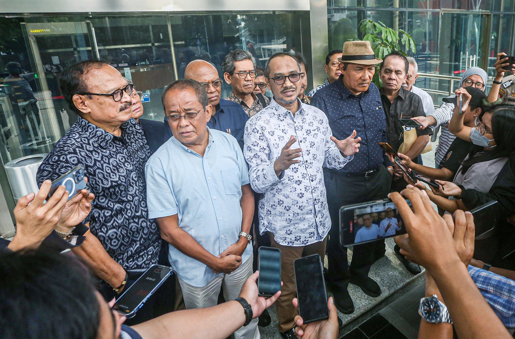 Mantan Ketua Komisi Pemberantasan Korupsi (KPK) Abraham Samad&nbsp; bersama para tokoh pegiat anti korupsi antara lain Said Didu, Saut Situmorang, Erros Djarot, Roy Suryo, Refly Harun&nbsp;usai  melakukan audiensi dengan Pimpinan KPK di Gedung Merah Putih