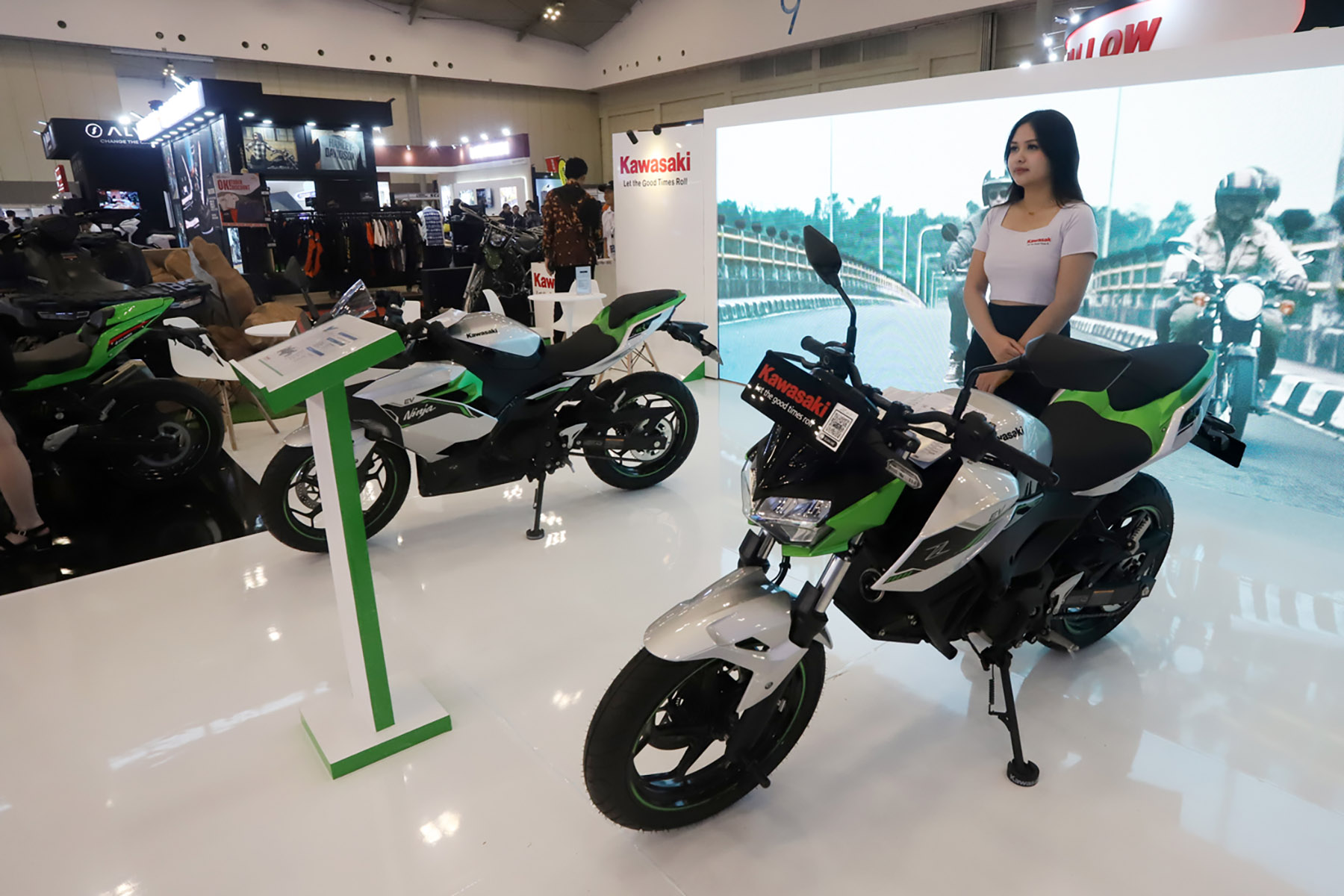 Sepeda motor  listrik Kawasaki Z E-1 pada pameran Indonesia Motorcycle Show (IMOS) 2024 di ICE BSD, Serpong, Kabupaten Tangerang, Banten, Rabu (30/10/2024). (Dery Ridwansah/ JawaPos.com)