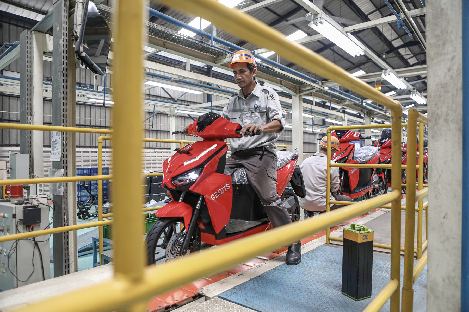 Pekerja menyelesaikan perakita motor listrik Gesits di Sentul, Bogor. (Hendra Eka/Jawa Pos)