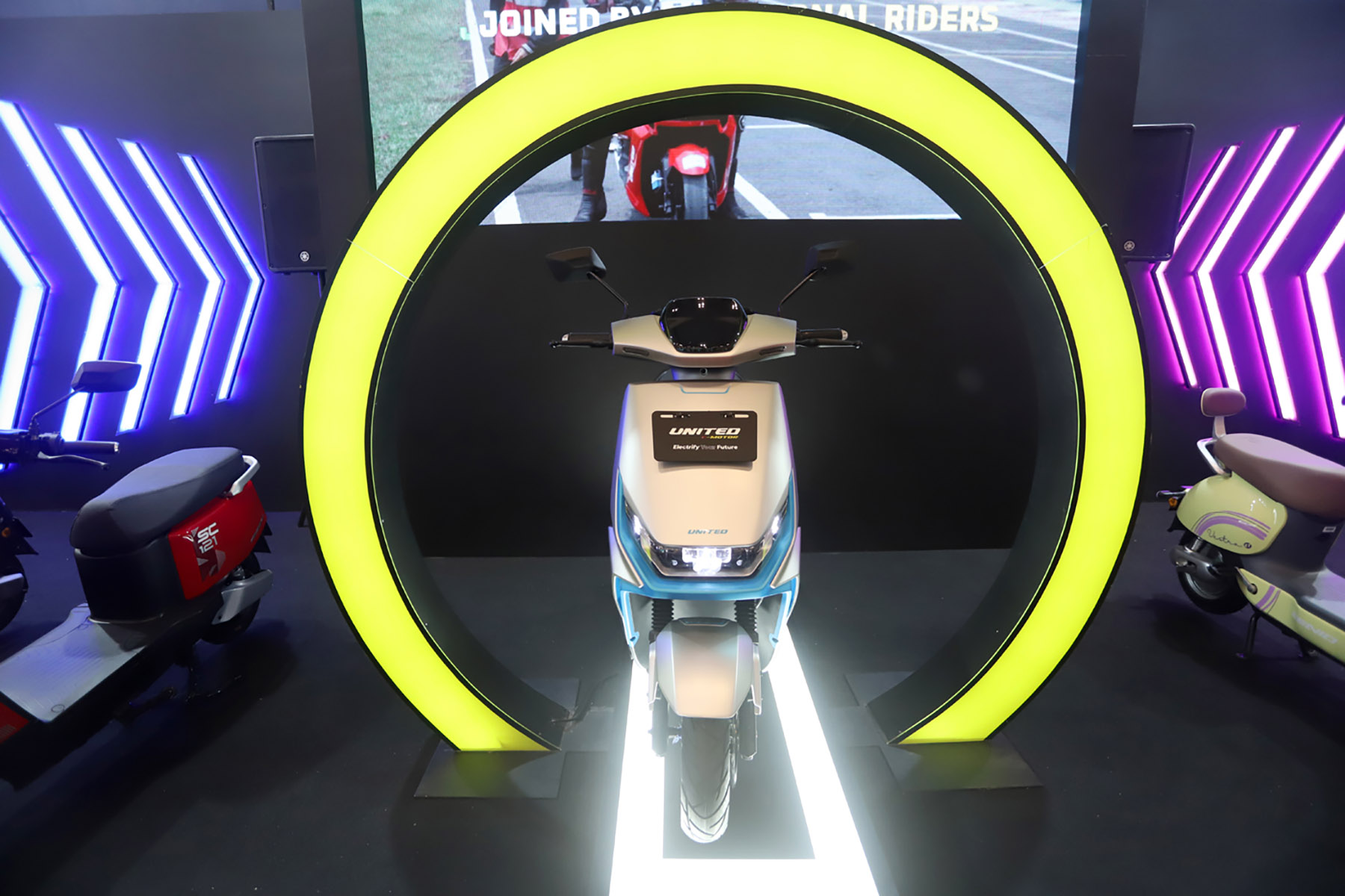 Sepeda motor listrik  United MN 500 pada pameran Indonesia Motorcycle Show (IMOS) 2024 di ICE BSD, Serpong, Kabupaten Tangerang, Banten, Rabu (30/10/2024). (Dery Ridwansah/ JawaPos.com)