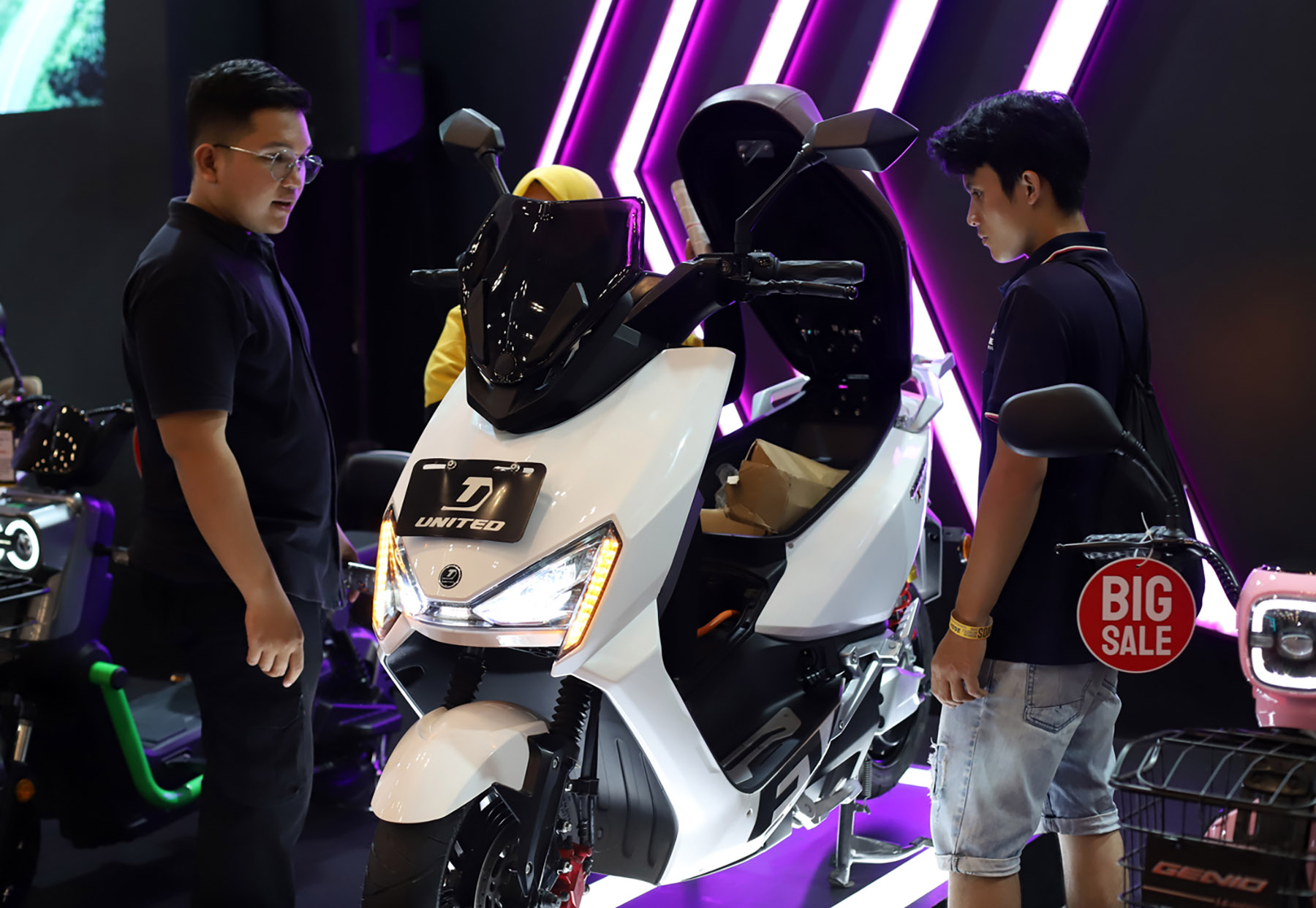 Sepeda motor listrik United MX 1200 pada pameran Indonesia Motorcycle Show (IMOS) 2024 di ICE BSD, Serpong, Kabupaten Tangerang, Banten, Rabu (30/10/2024). (Dery Ridwansah/ JawaPos.com)